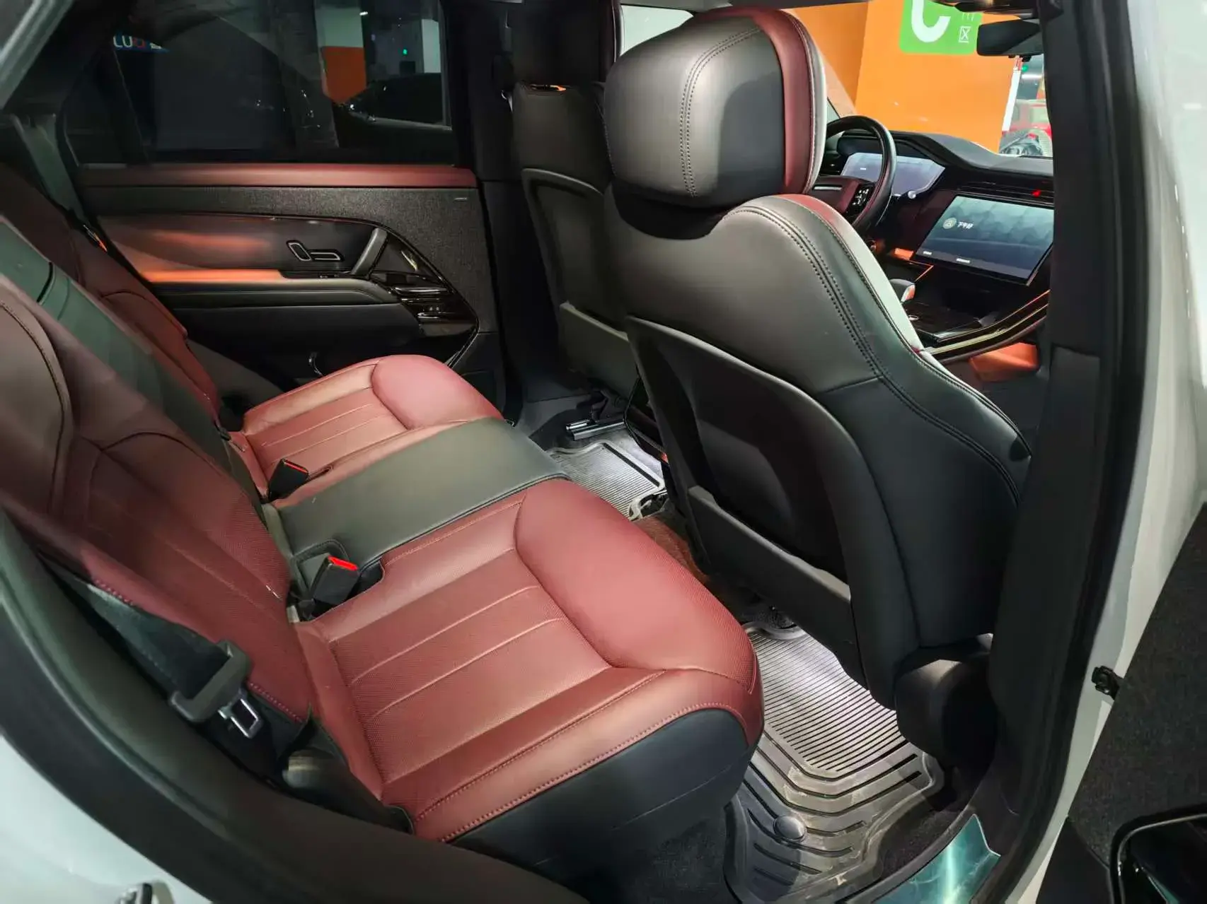 2024 LAND ROVER thumbnail 4