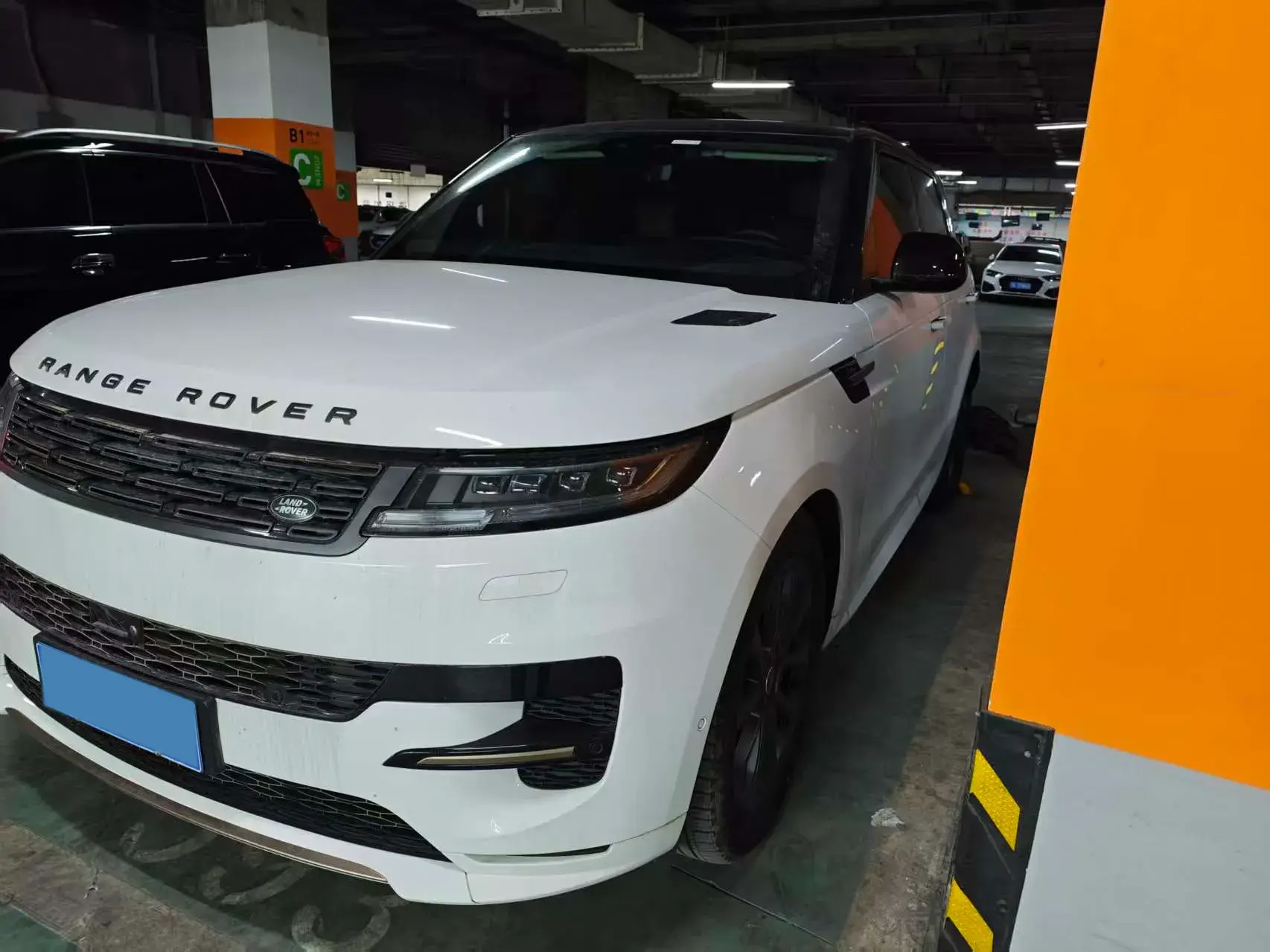 2024 LAND ROVER view 1