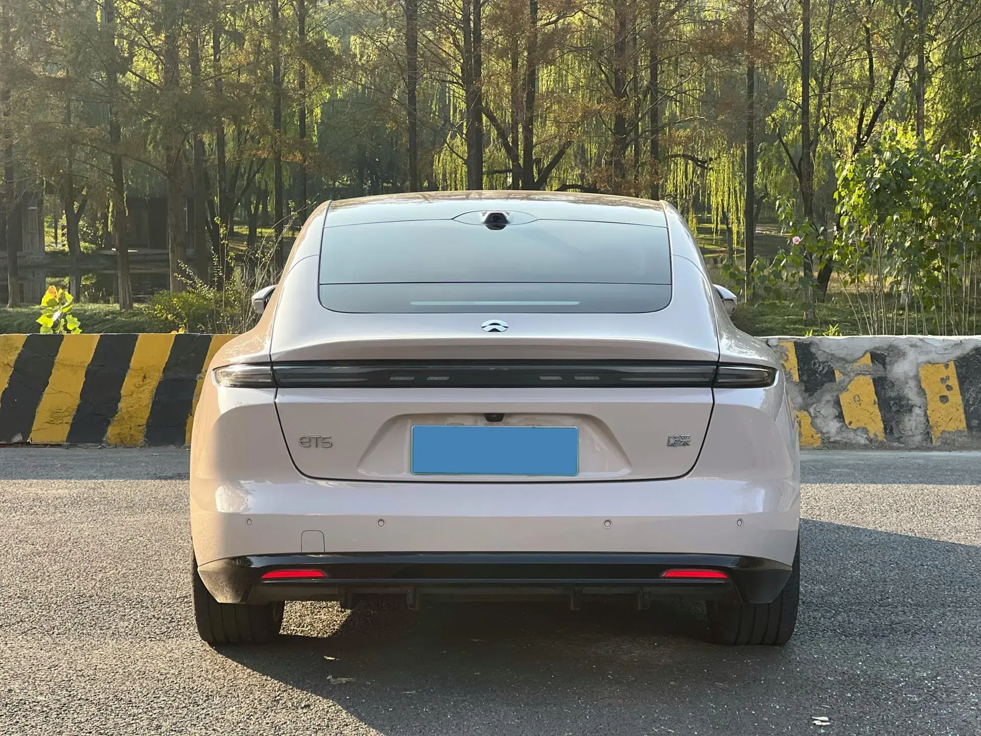 2025 NIO ET5 thumbnail 4