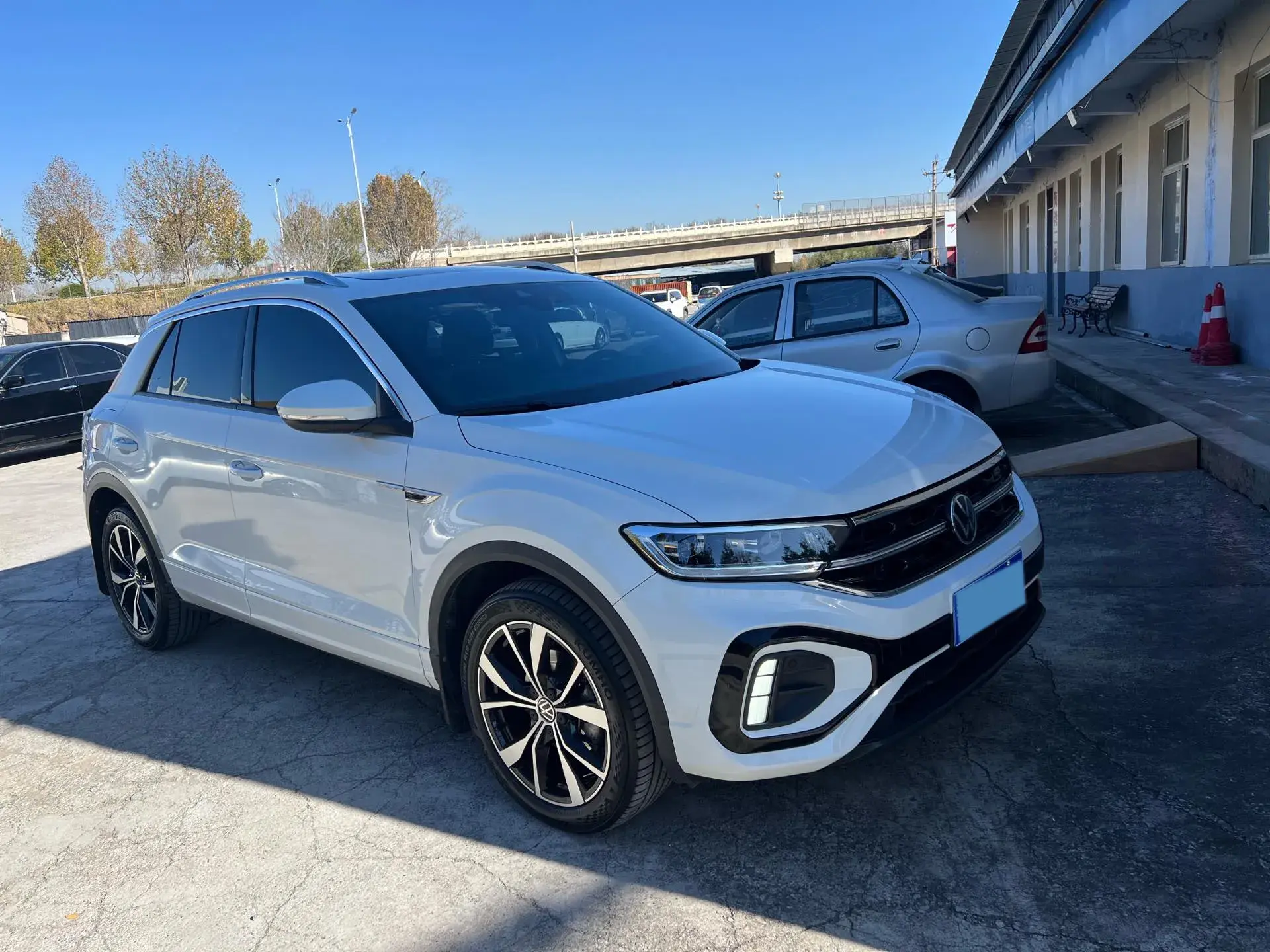 2023 VOLKSWAGEN T-ROC thumbnail 3