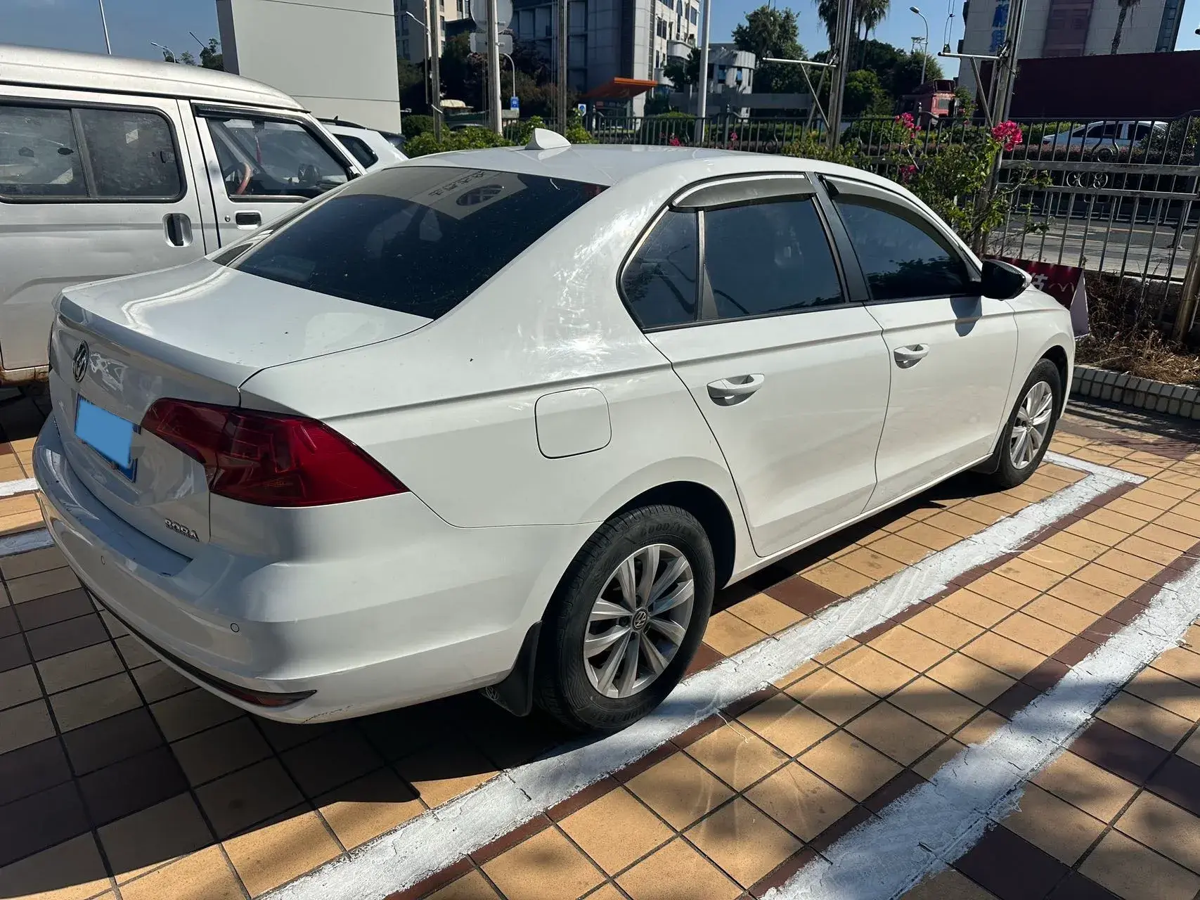 2018 VOLKSWAGEN BORA thumbnail 4