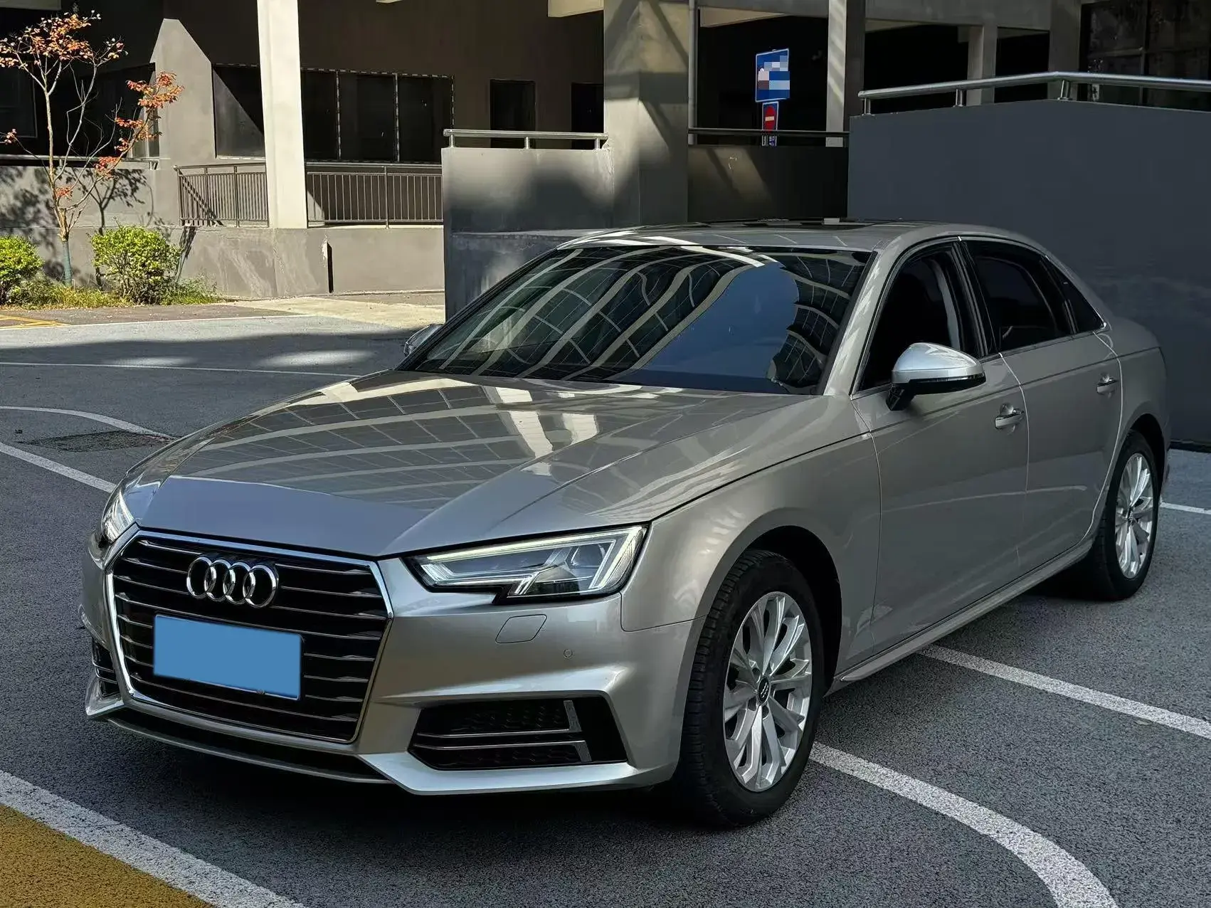 2019 AUDI A4L view 1
