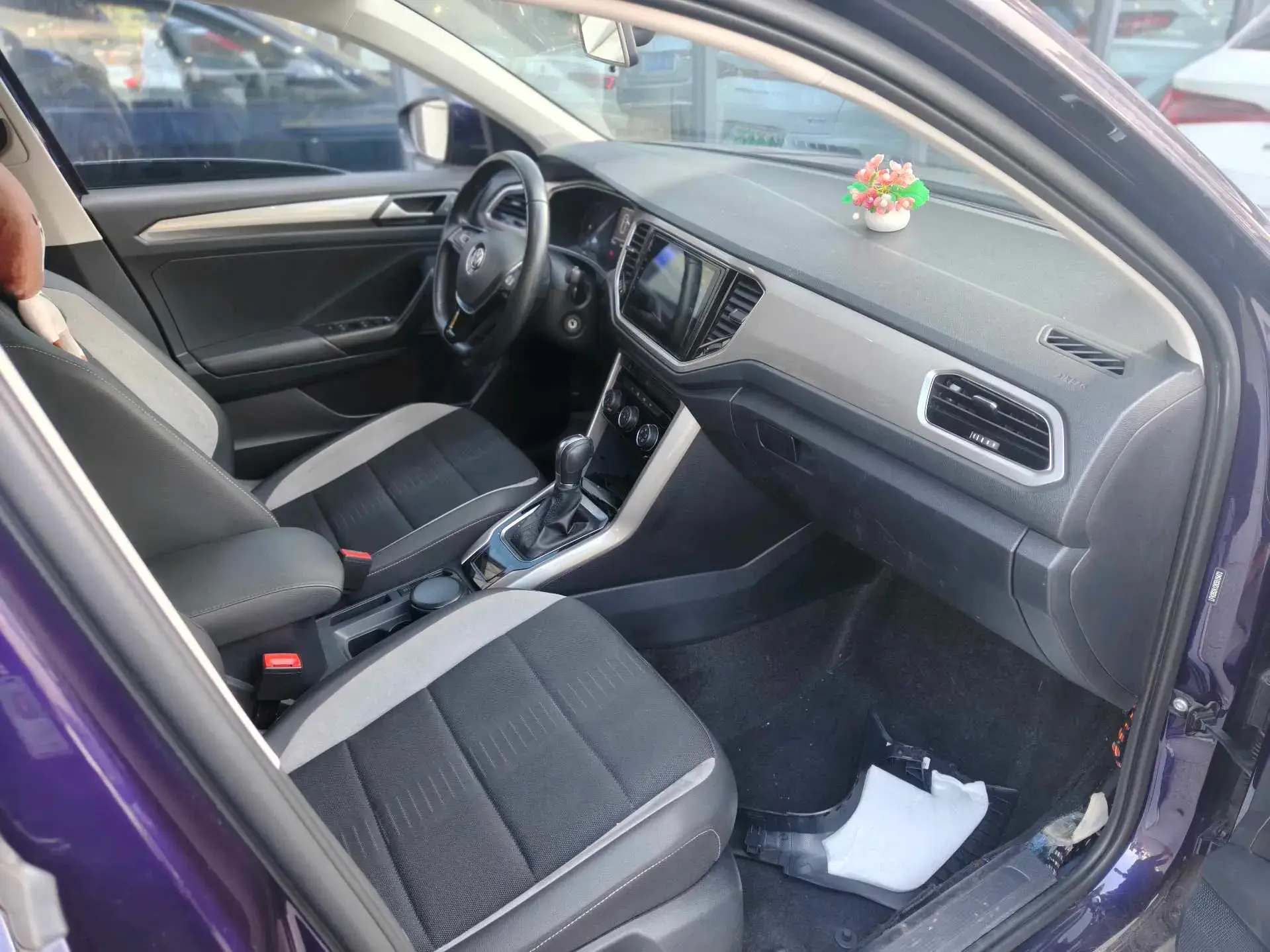 2019 VOLKSWAGEN T-ROC thumbnail 2