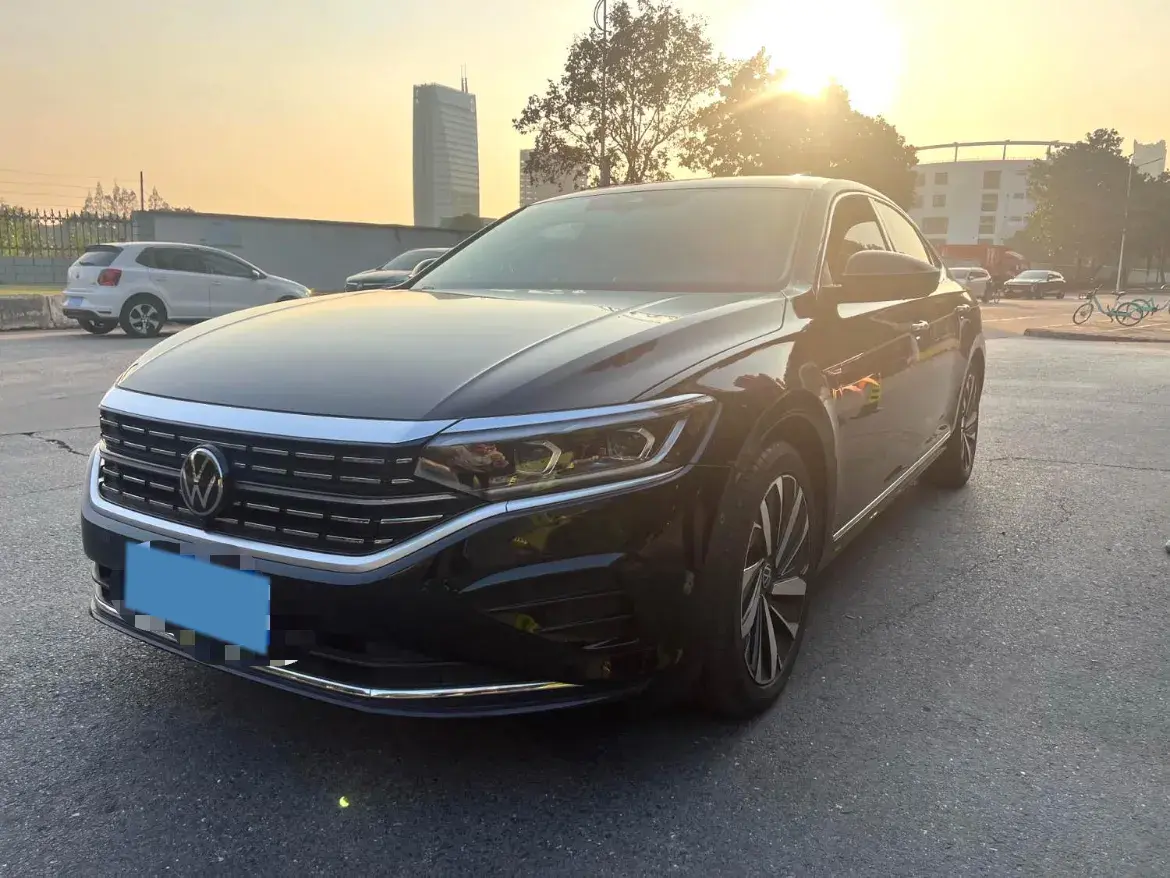2023 VOLKSWAGEN PASSAT view 1