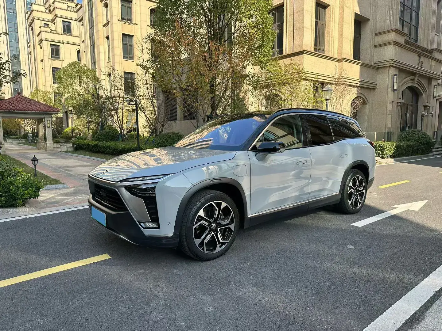 2020 NIO ES8 view 1