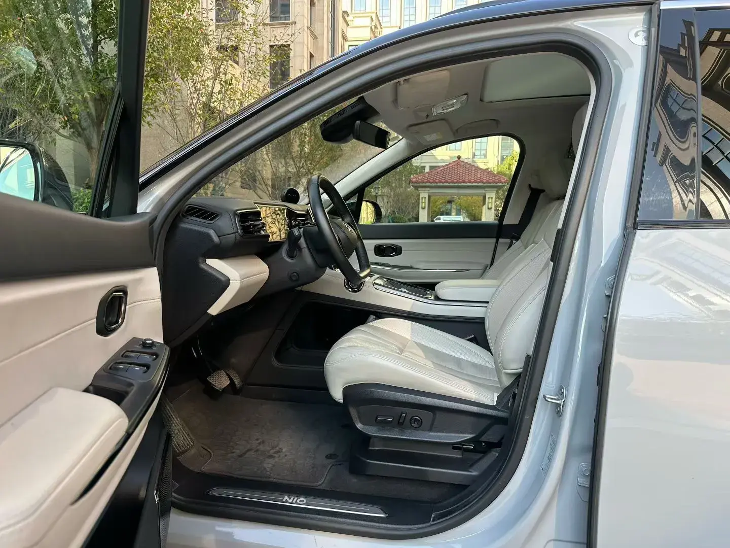 2020 NIO ES8 thumbnail 3