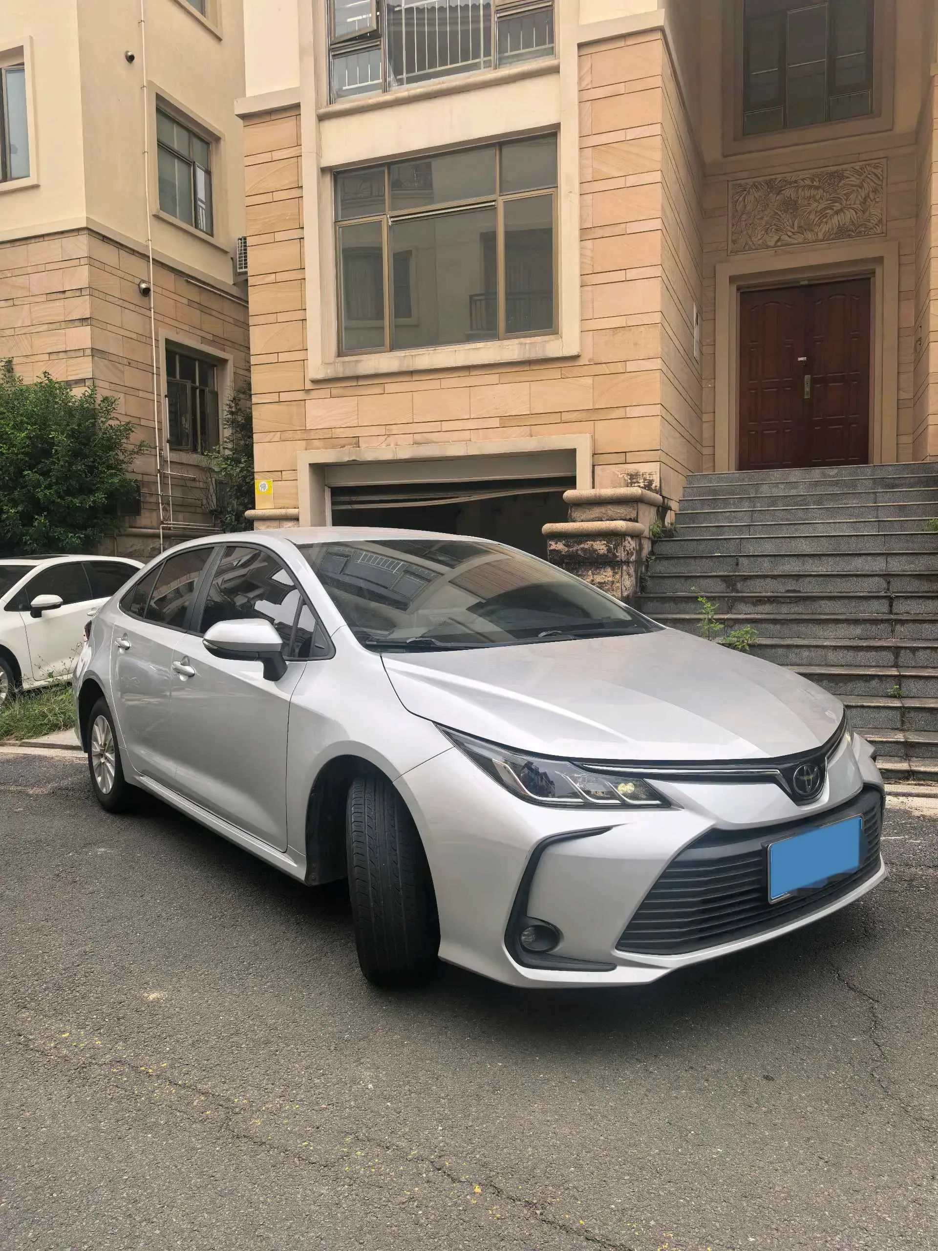 2019 TOYOTA COROLLA thumbnail 2