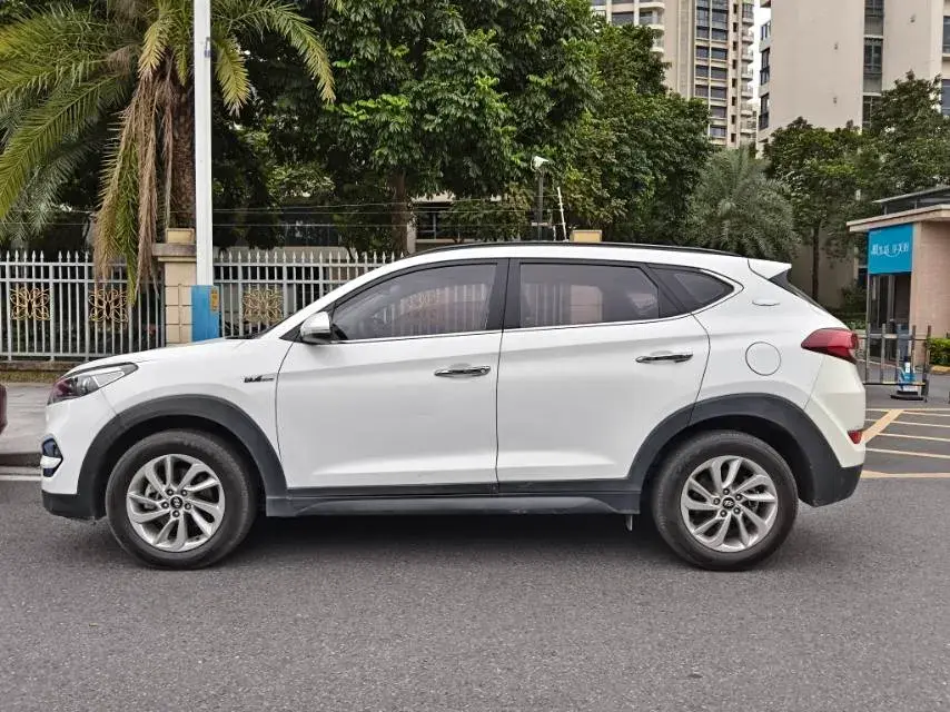 2018 HYUNDAI TUCSON thumbnail 2