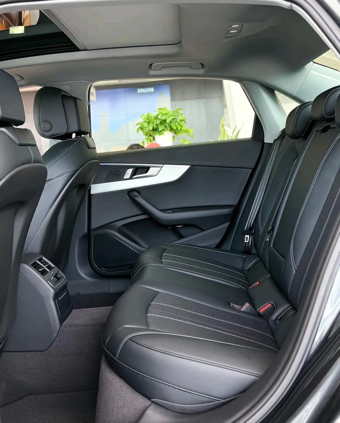 2025 AUDI A4L thumbnail 4