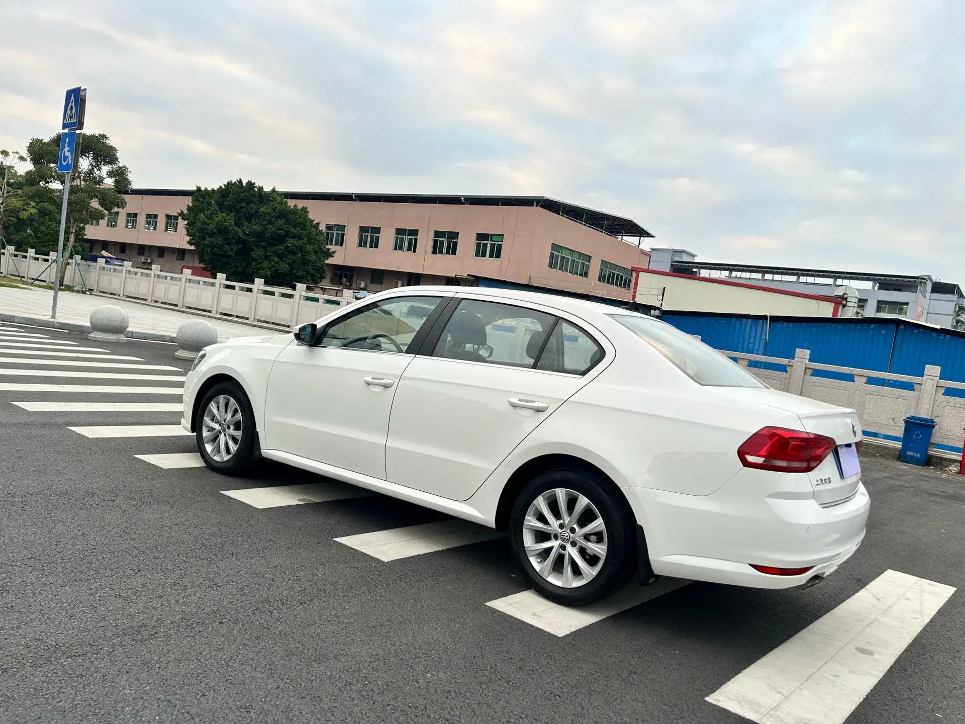 2017 VOLKSWAGEN LAVIDA thumbnail 4