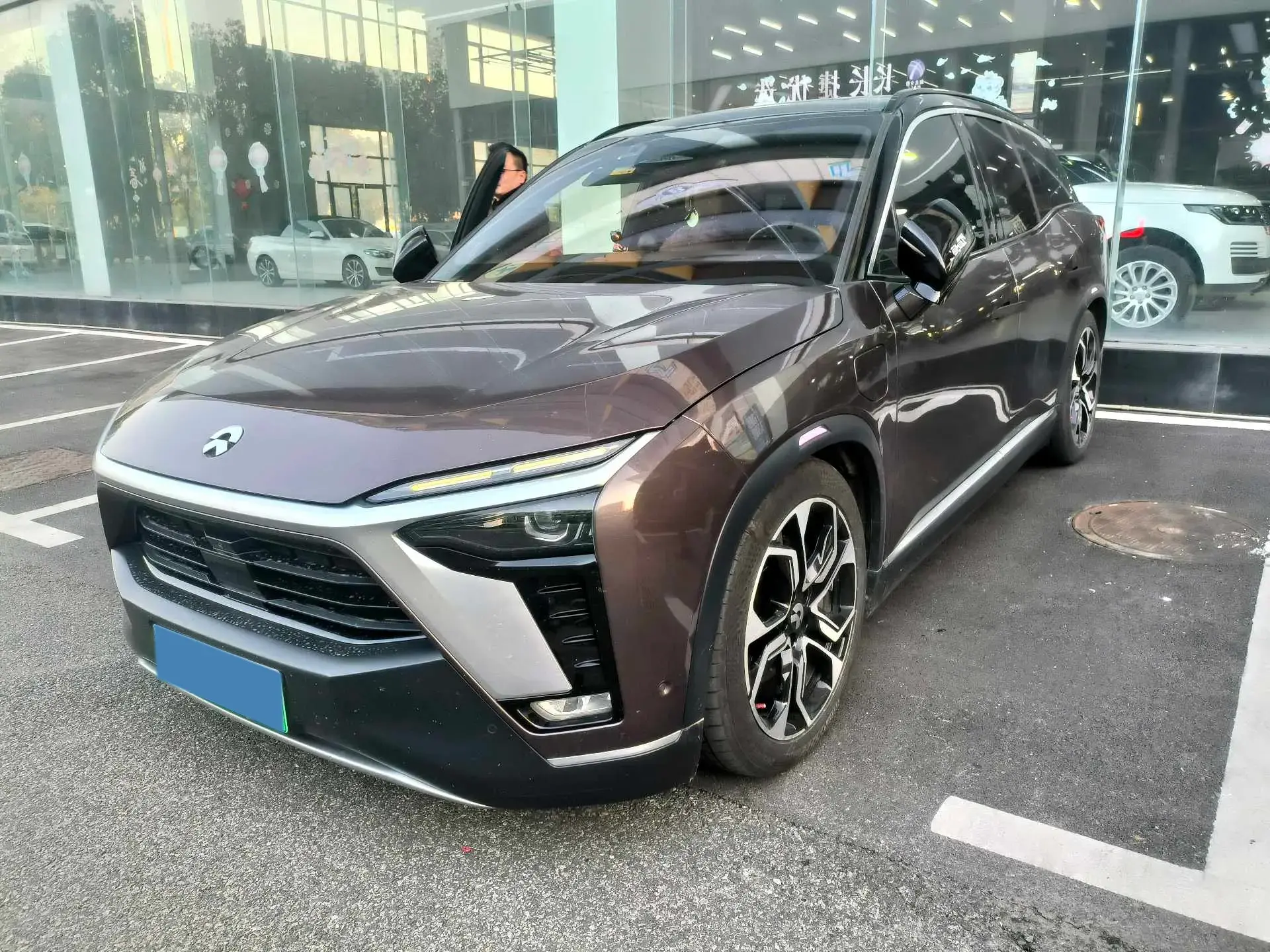 2020 NIO ES8 view 1