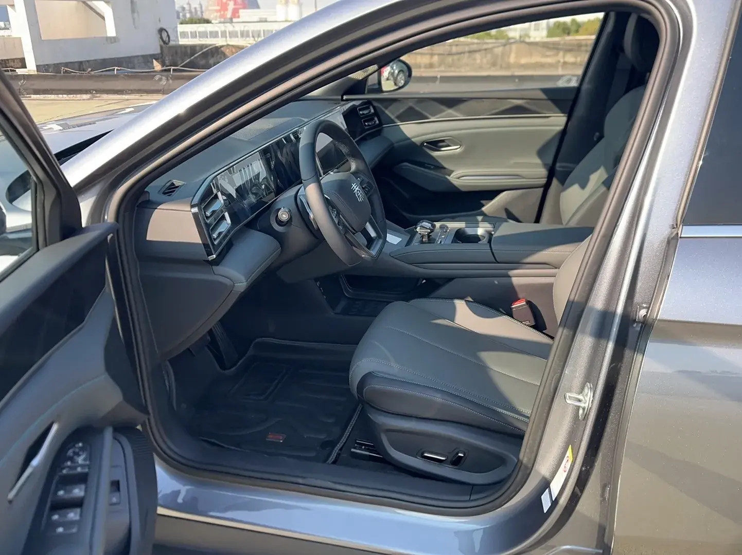 2025 BYD QINL thumbnail 3