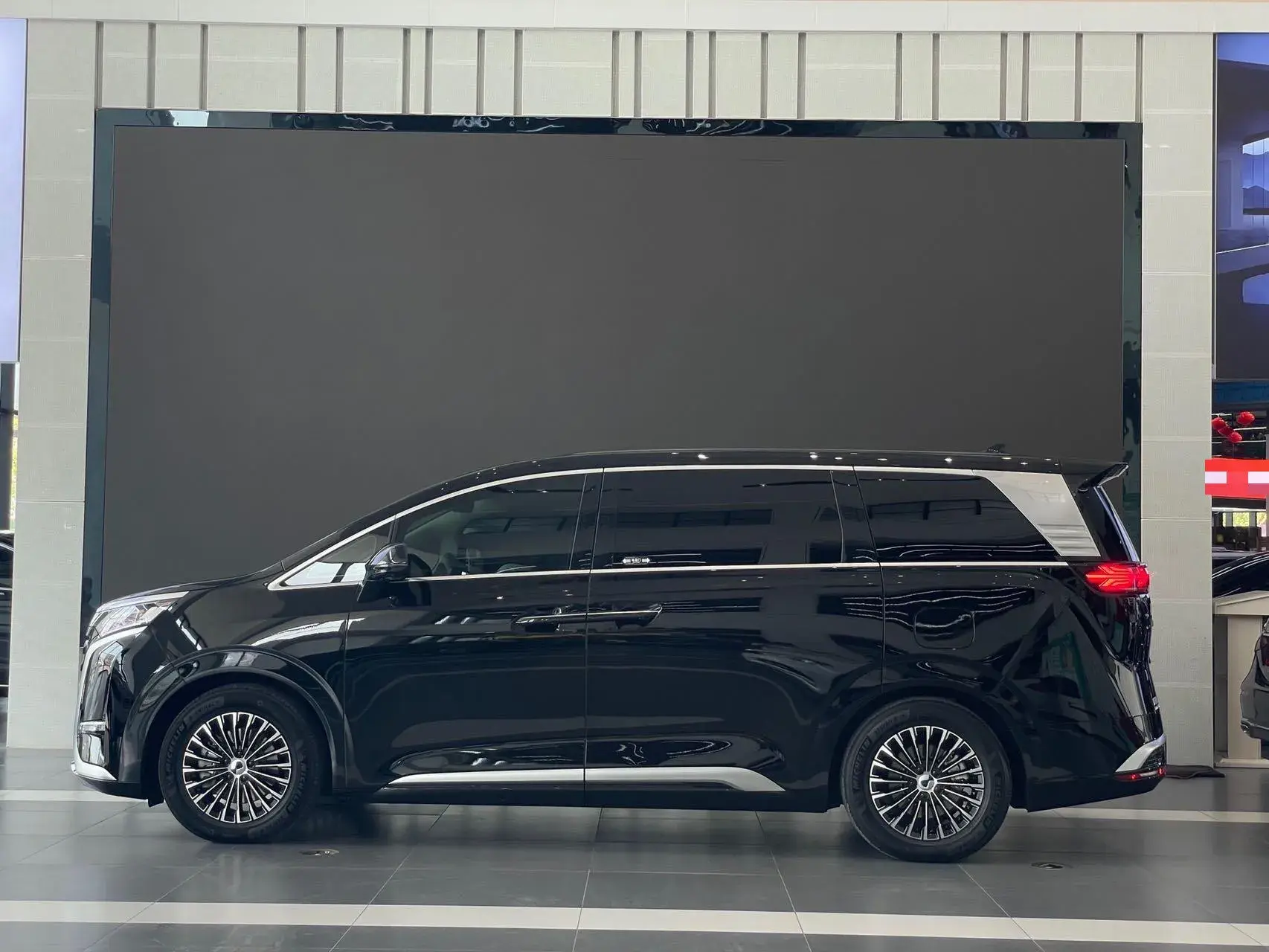 2022 DENZA D9 thumbnail 3