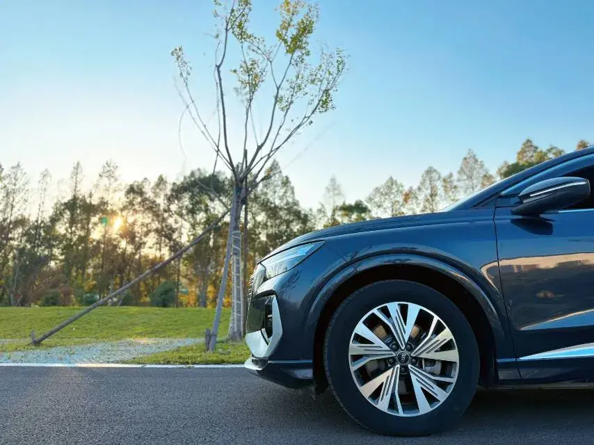 2023 AUDI Q4 thumbnail 2