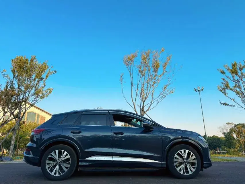 2023 AUDI Q4 thumbnail 4