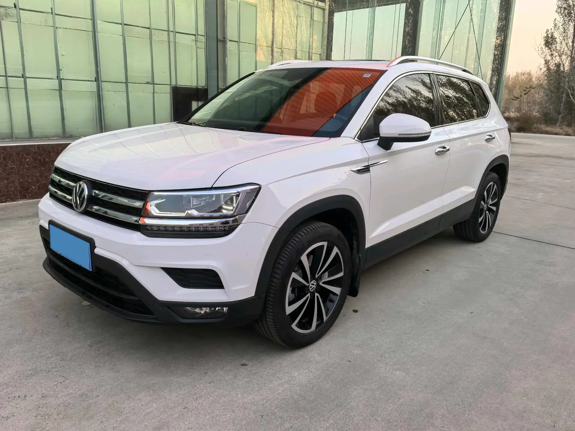 2019 VOLKSWAGEN THARU view 1