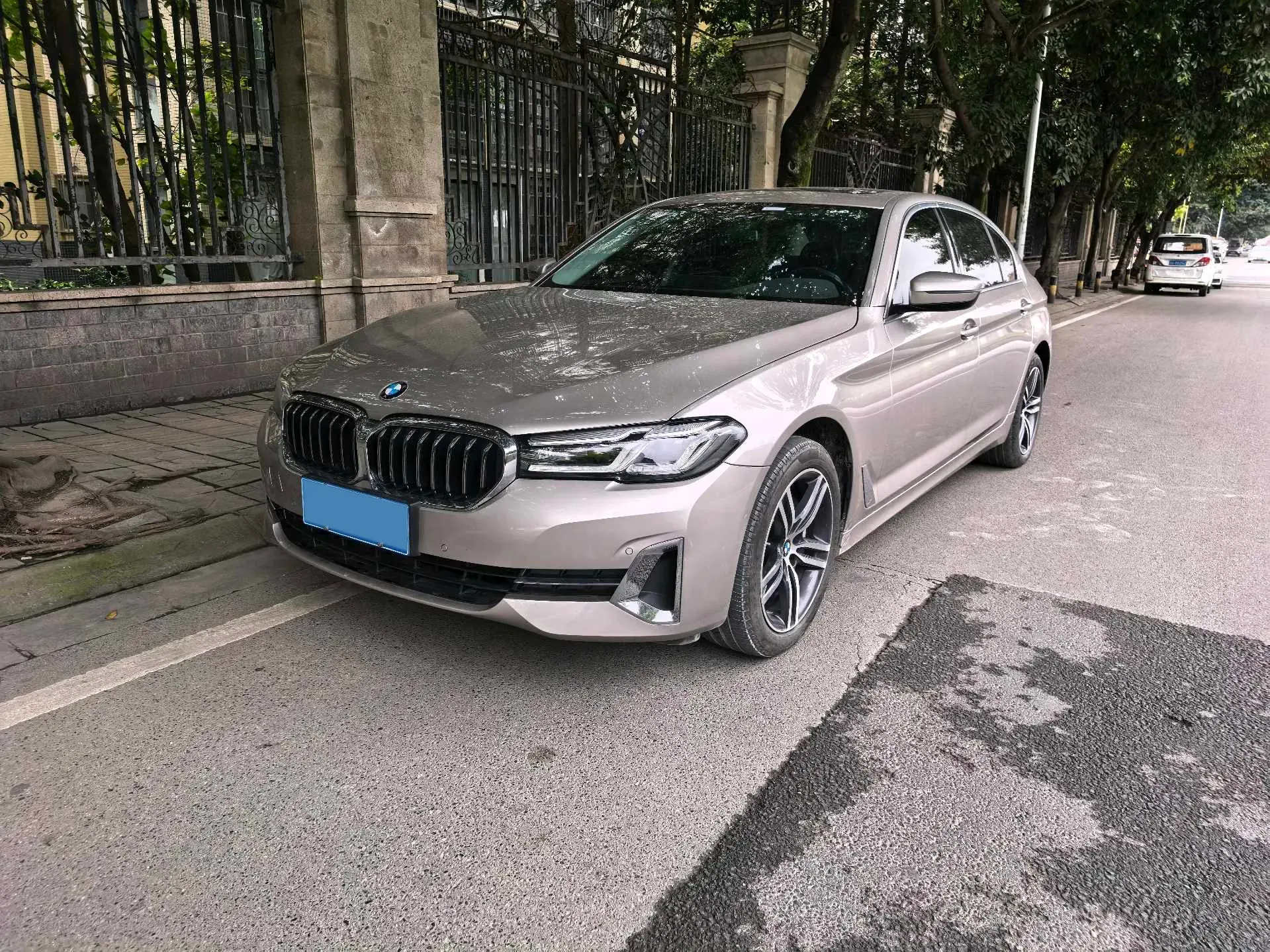 2022 BMW 5 view 1