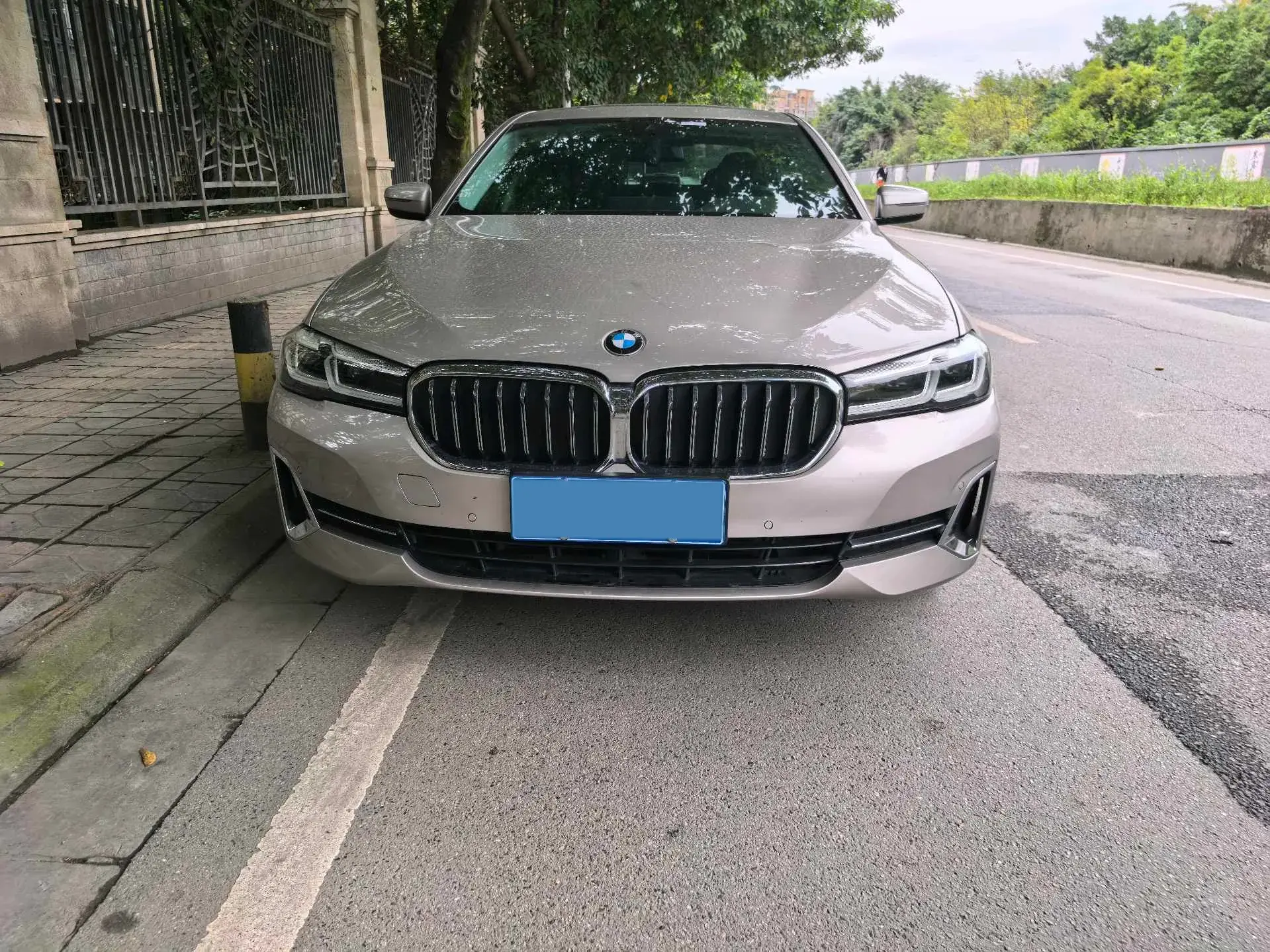 2022 BMW 5 thumbnail 2