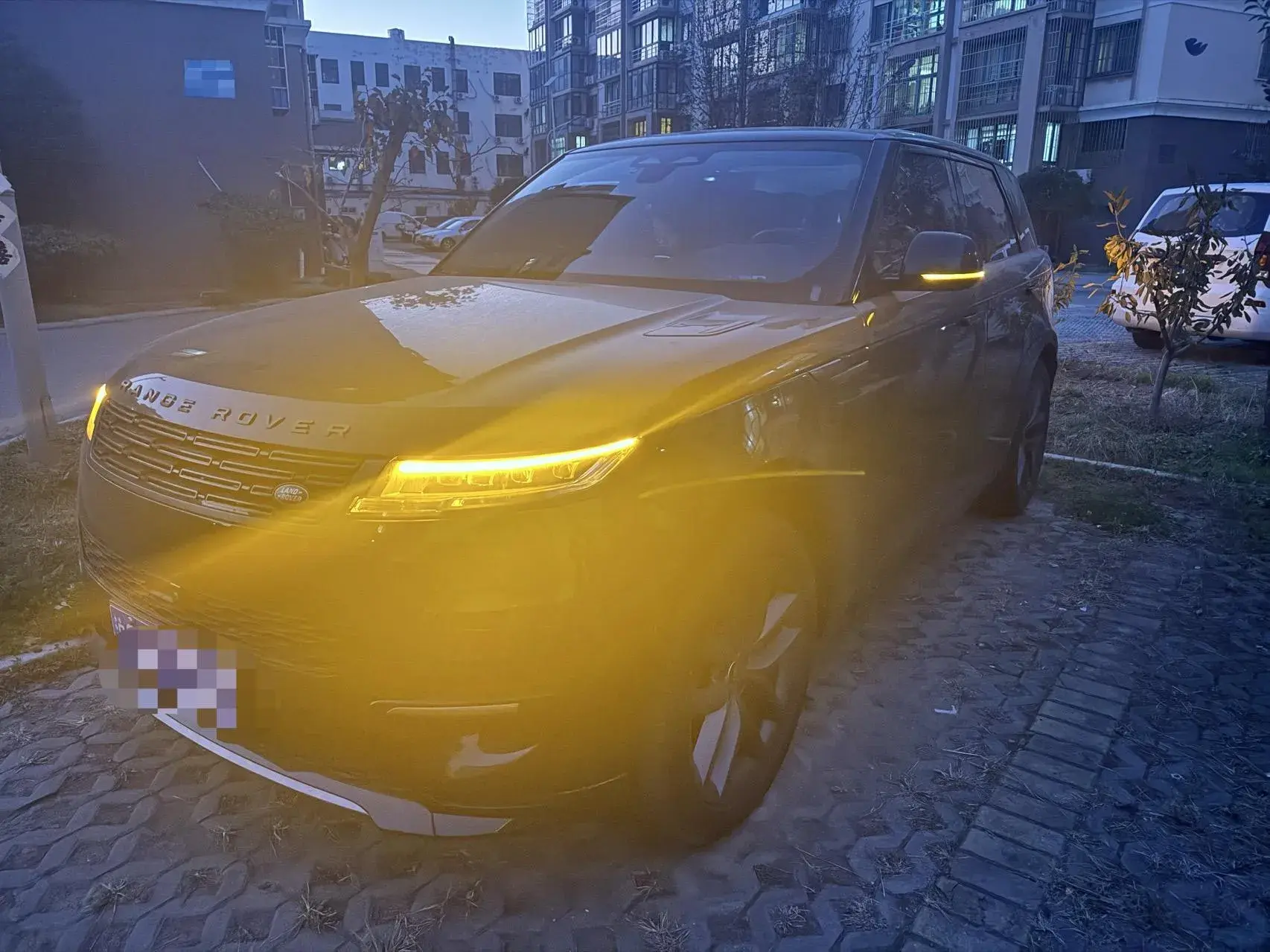 2024 LAND ROVER view 1