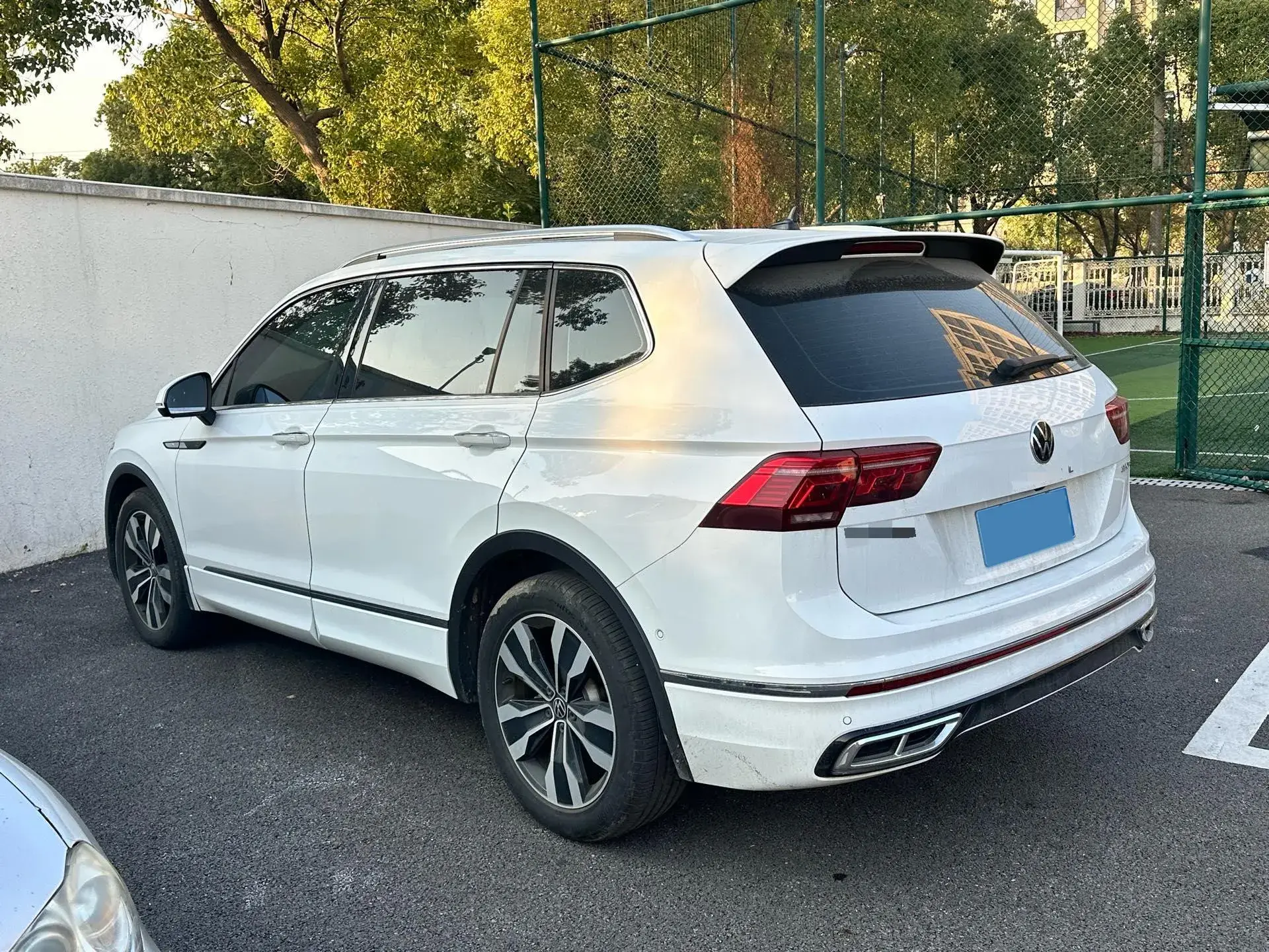 2024 VOLKSWAGEN TIGUAN thumbnail 3