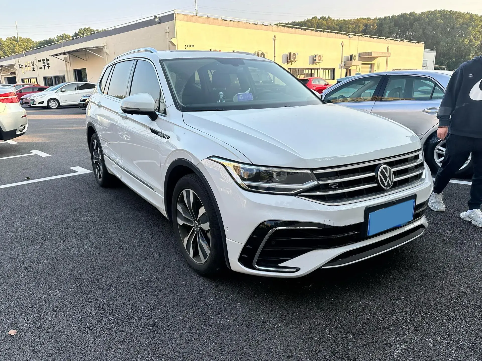 2024 VOLKSWAGEN TIGUAN thumbnail 2