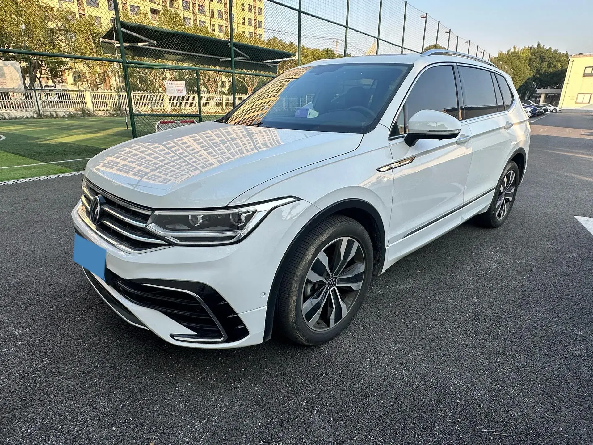 2024 VOLKSWAGEN TIGUAN view 1