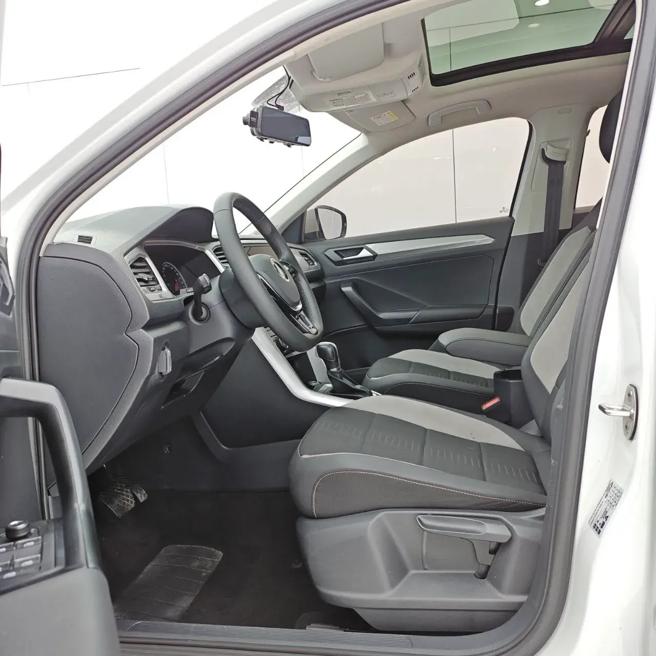 2021 VOLKSWAGEN T-ROC thumbnail 4