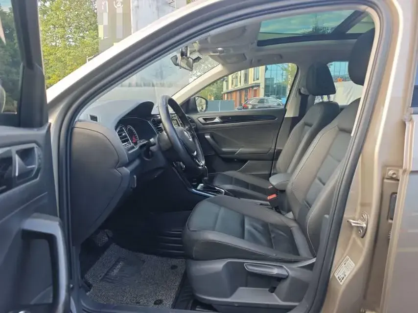 2019 VOLKSWAGEN T-ROC thumbnail 4