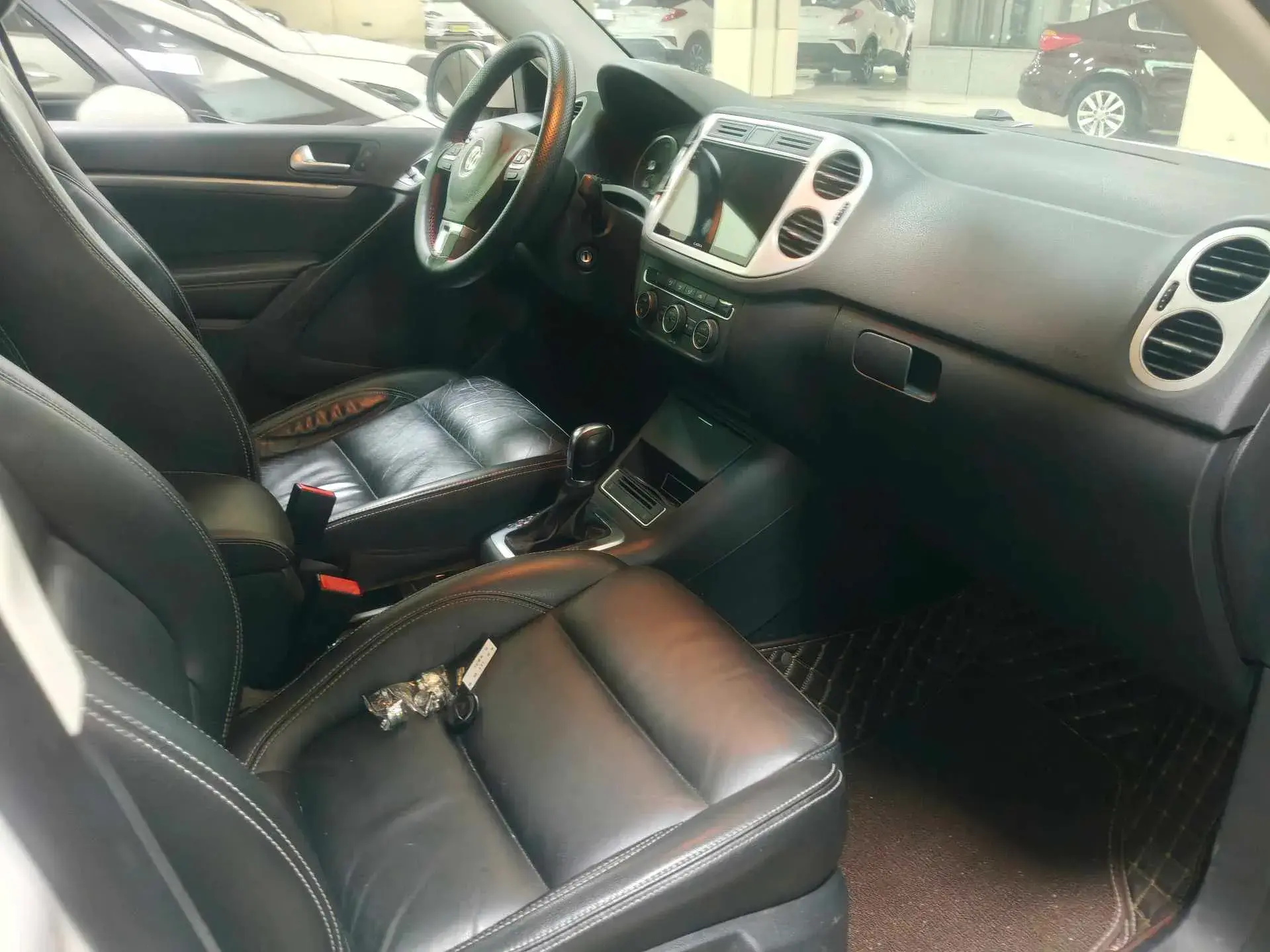 2017 VOLKSWAGEN TIGUAN thumbnail 2