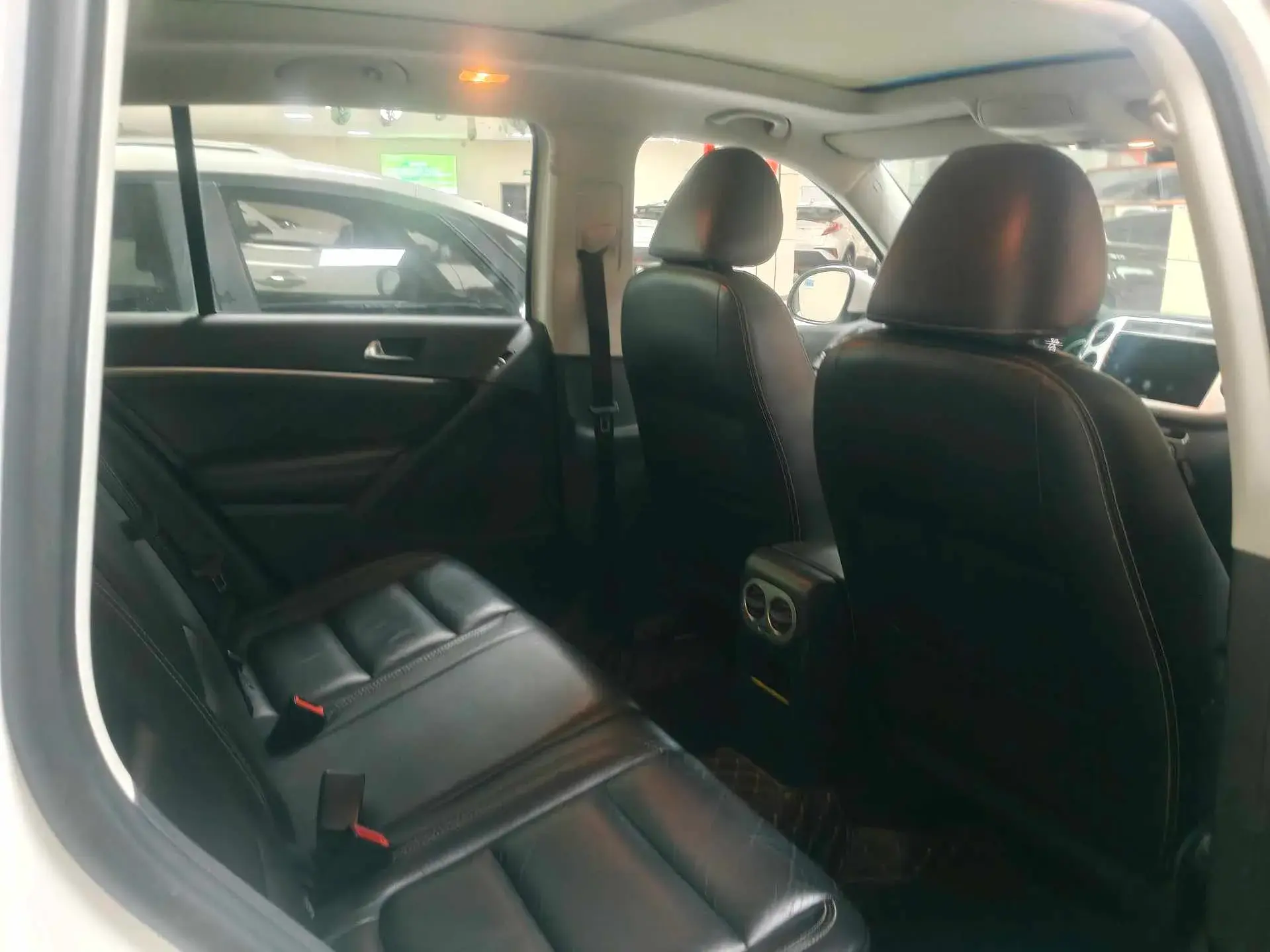 2017 VOLKSWAGEN TIGUAN thumbnail 3