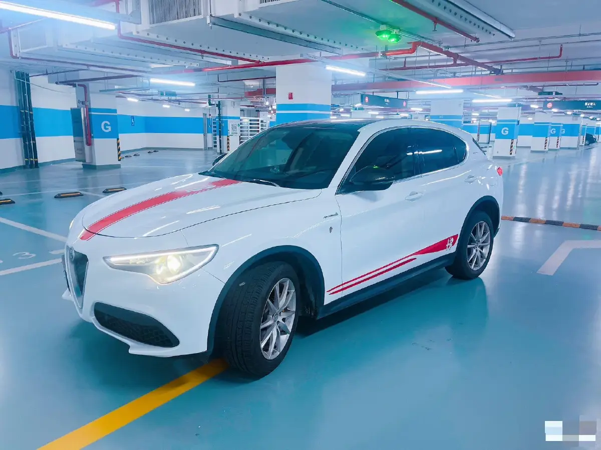 2017 Alfa Romeo Stelvio 2.0T 200HP L4 8AT