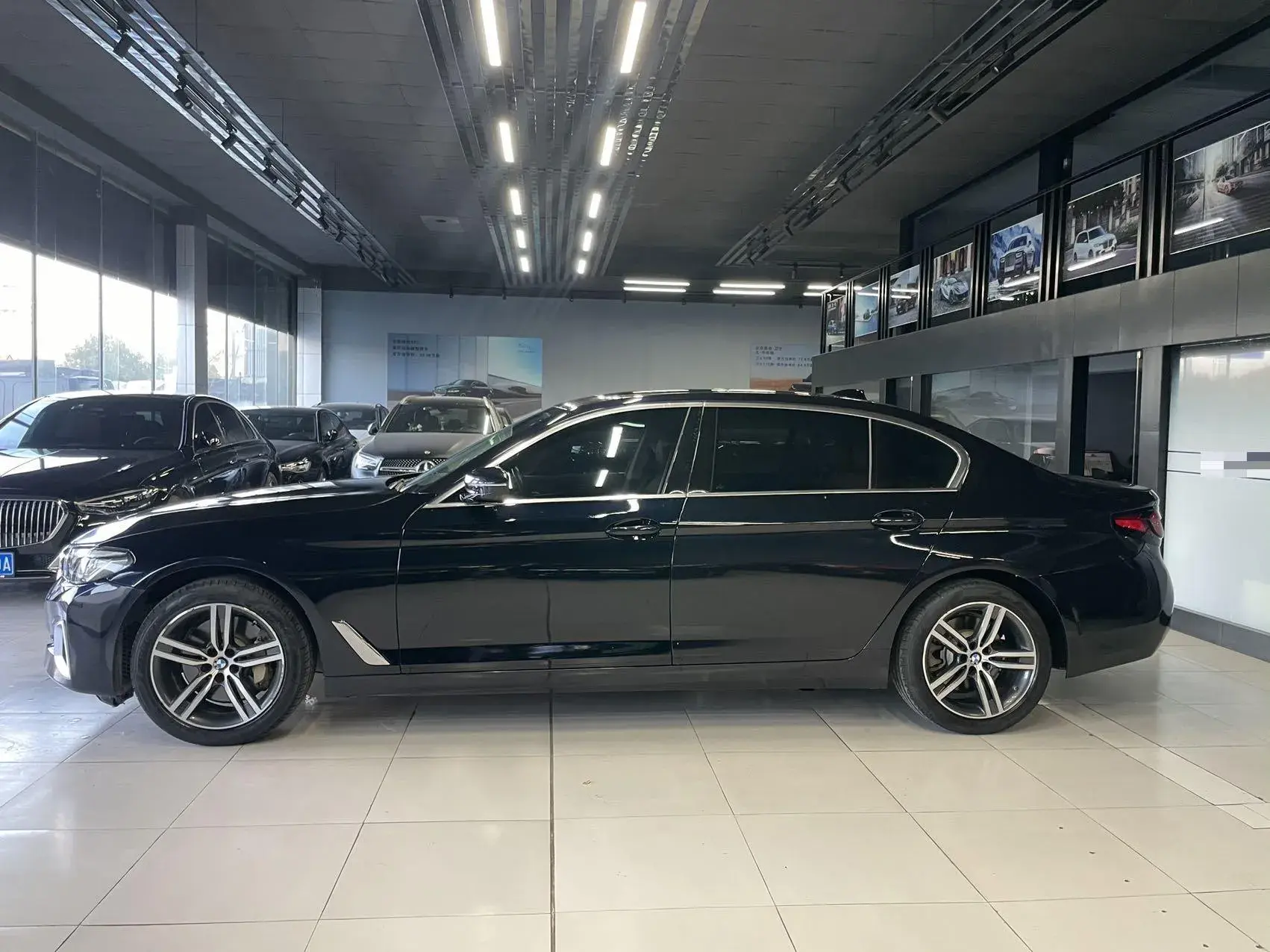2021 BMW 5 thumbnail 4