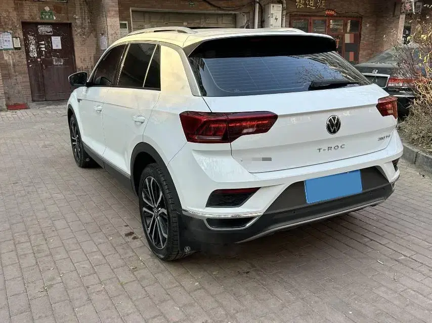 2021 VOLKSWAGEN T-ROC thumbnail 4