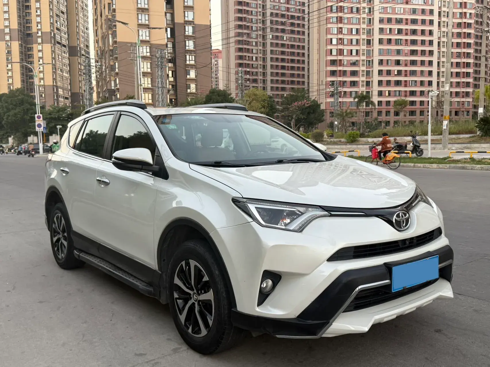 2019 TOYOTA RAV4 thumbnail 3