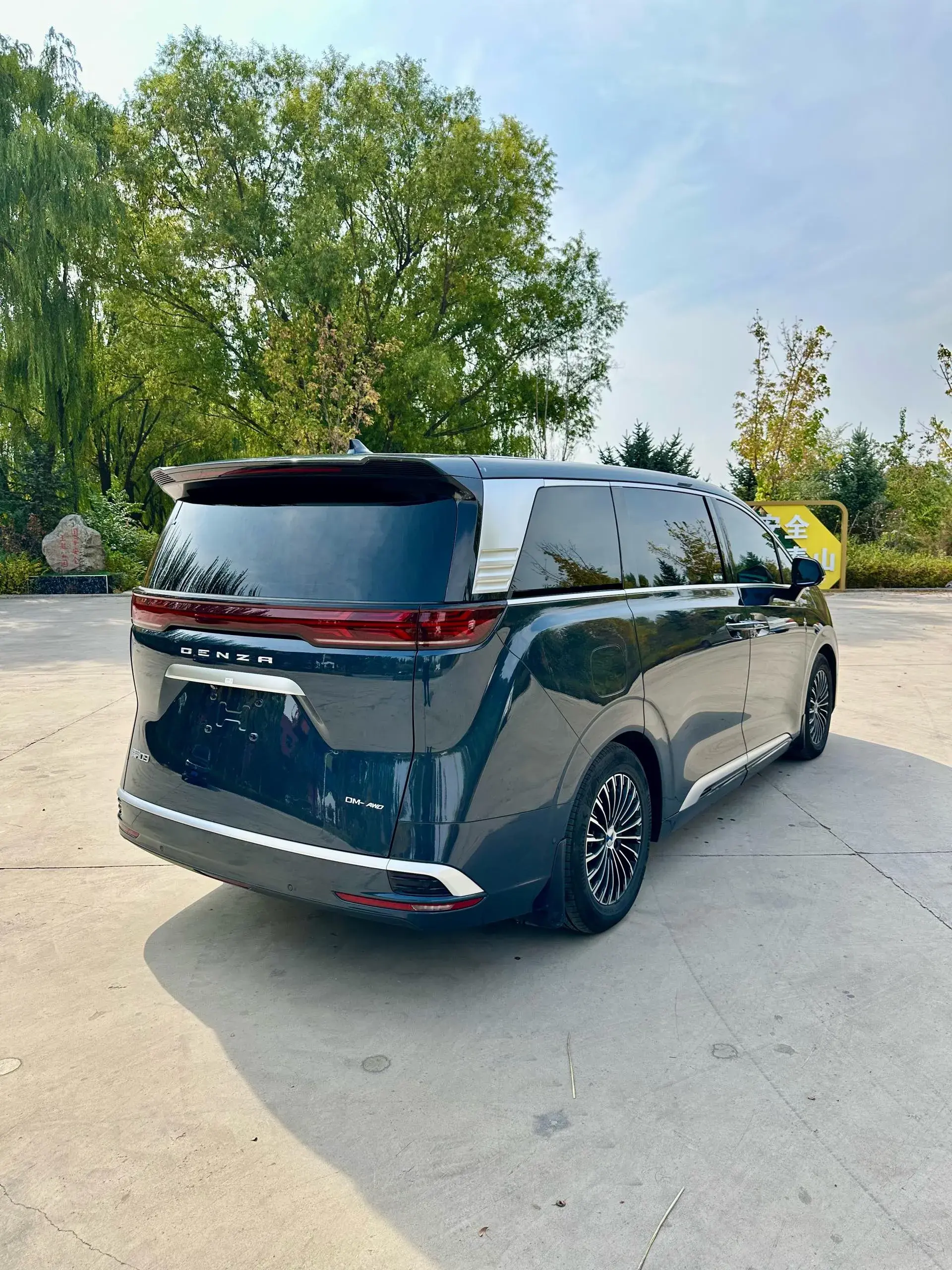 2022 DENZA D9 thumbnail 4