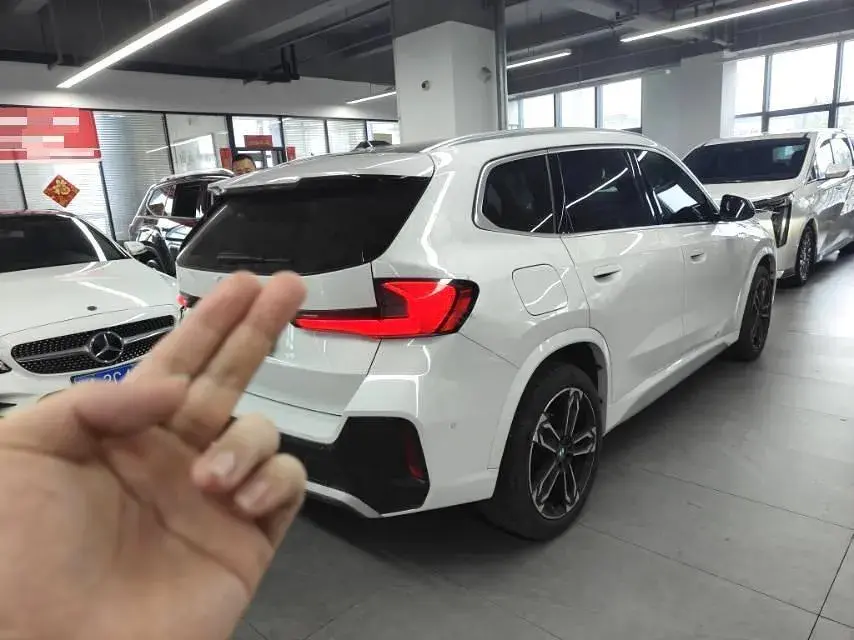 2023 BMW X1 thumbnail 2