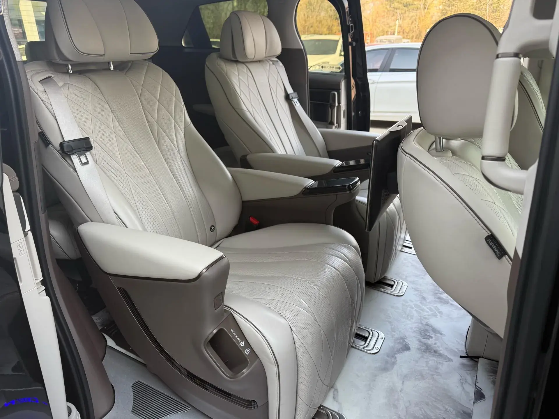 2022 DENZA D9 thumbnail 4