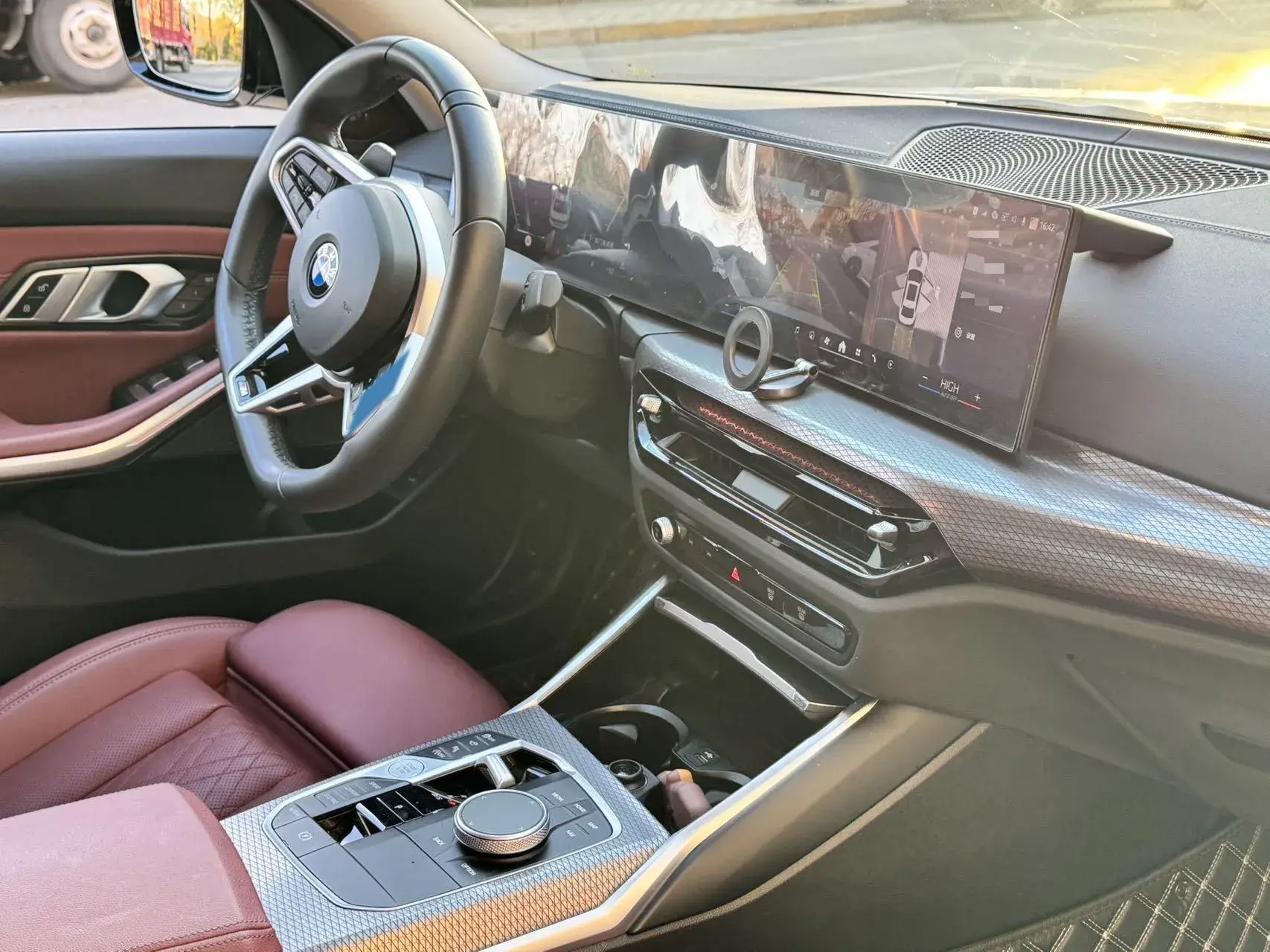 2025 BMW 3 thumbnail 2