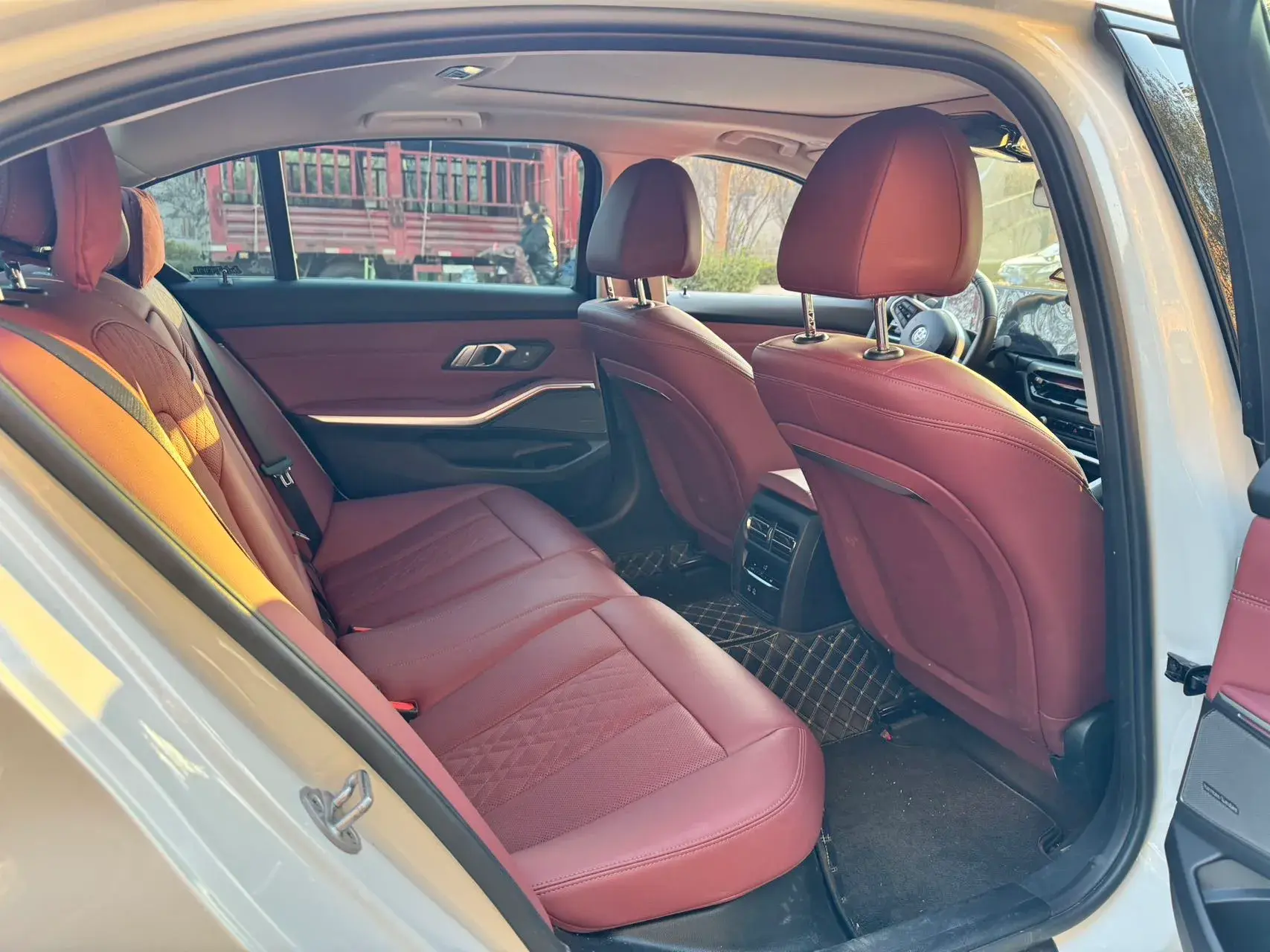 2025 BMW 3 thumbnail 4