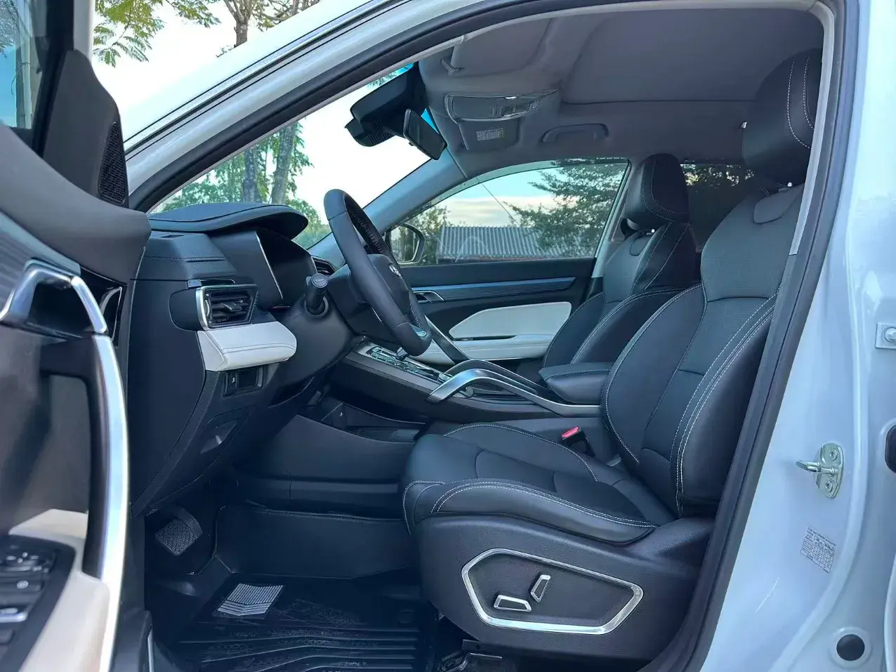 2022 GEELY AZKARRA thumbnail 4