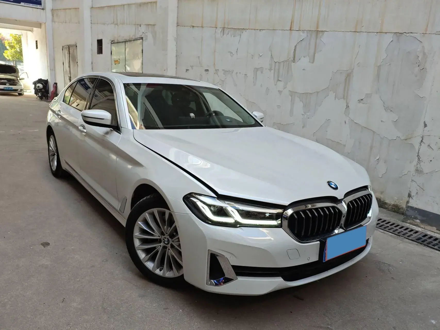 2021 BMW 5 thumbnail 3