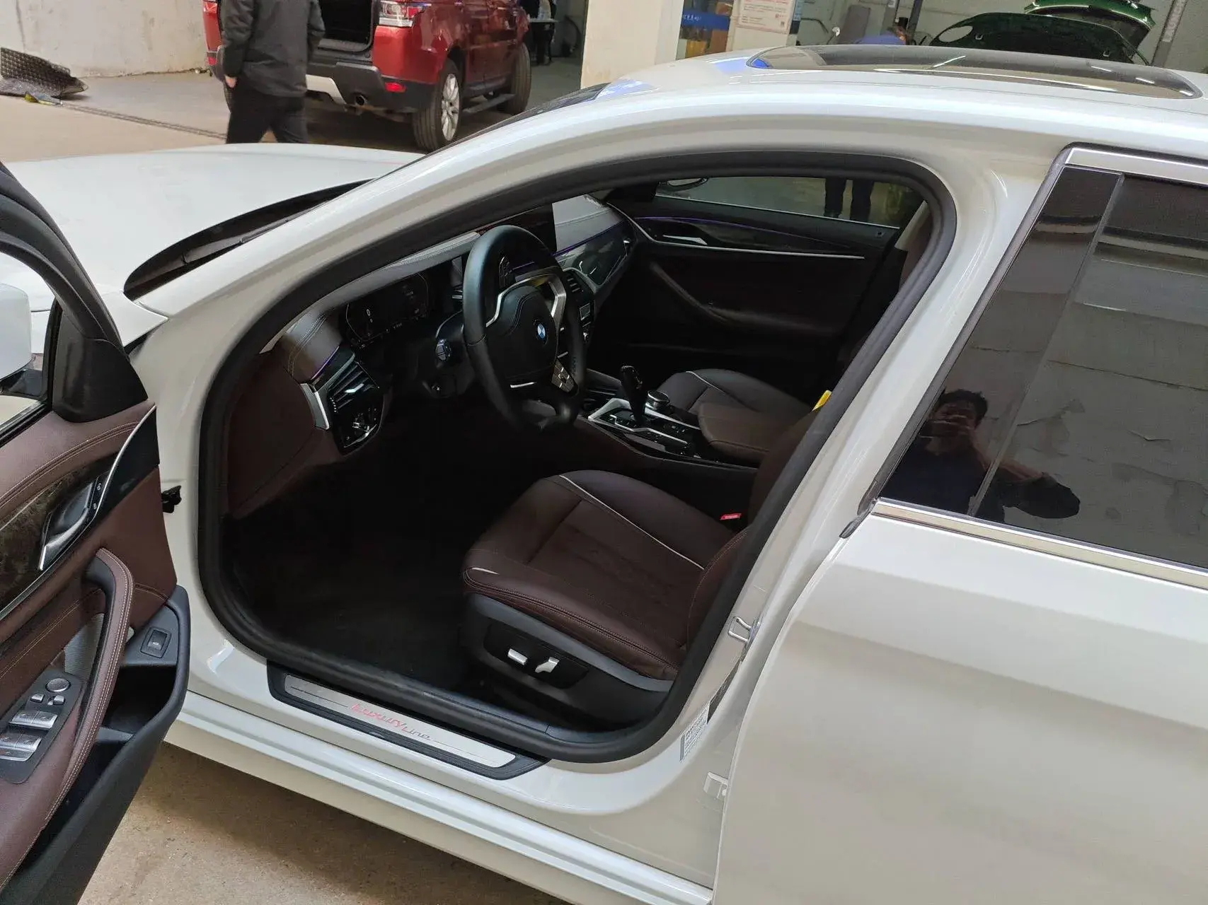 2021 BMW 5 thumbnail 4