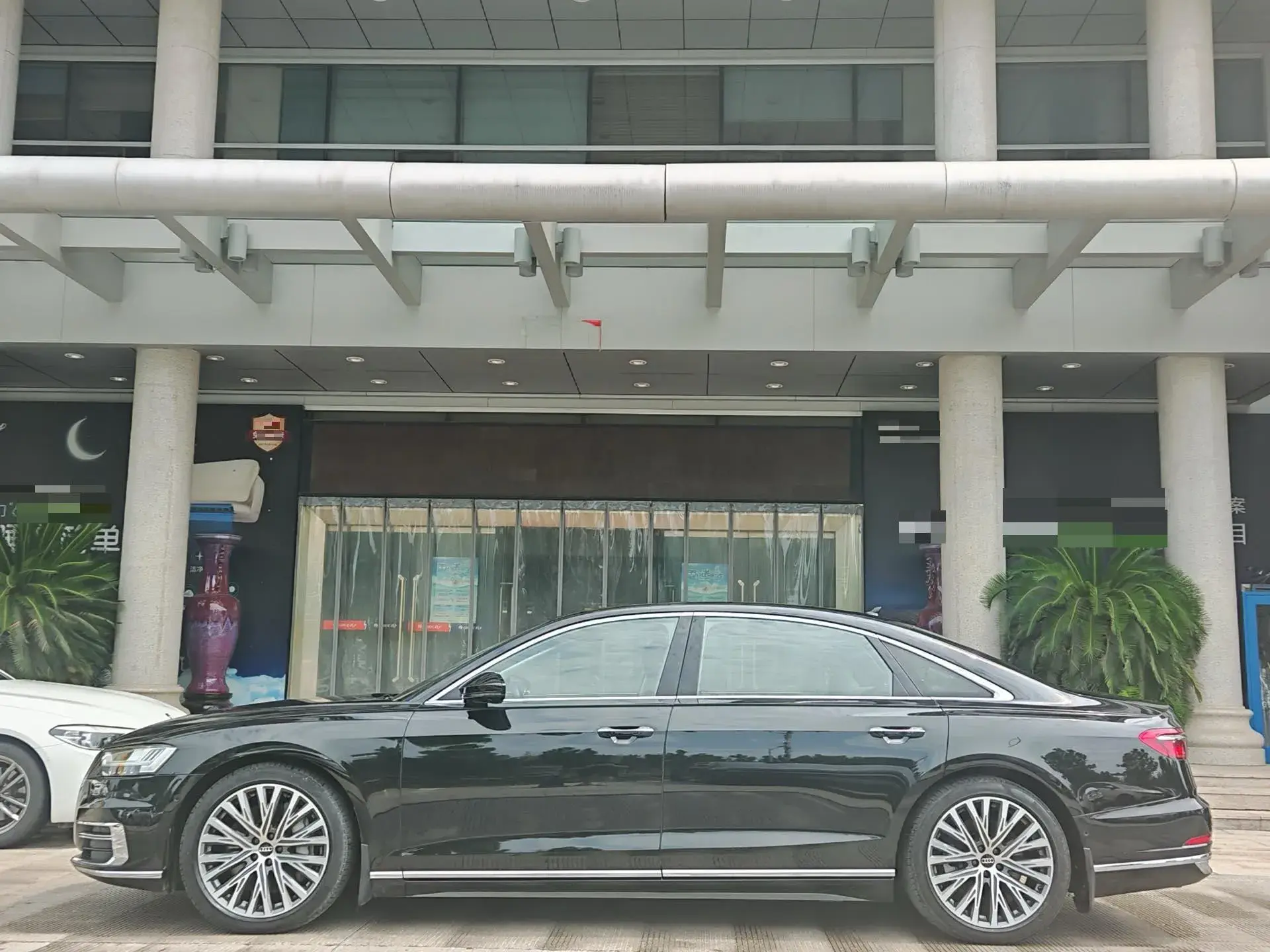 2019 AUDI A8 thumbnail 3