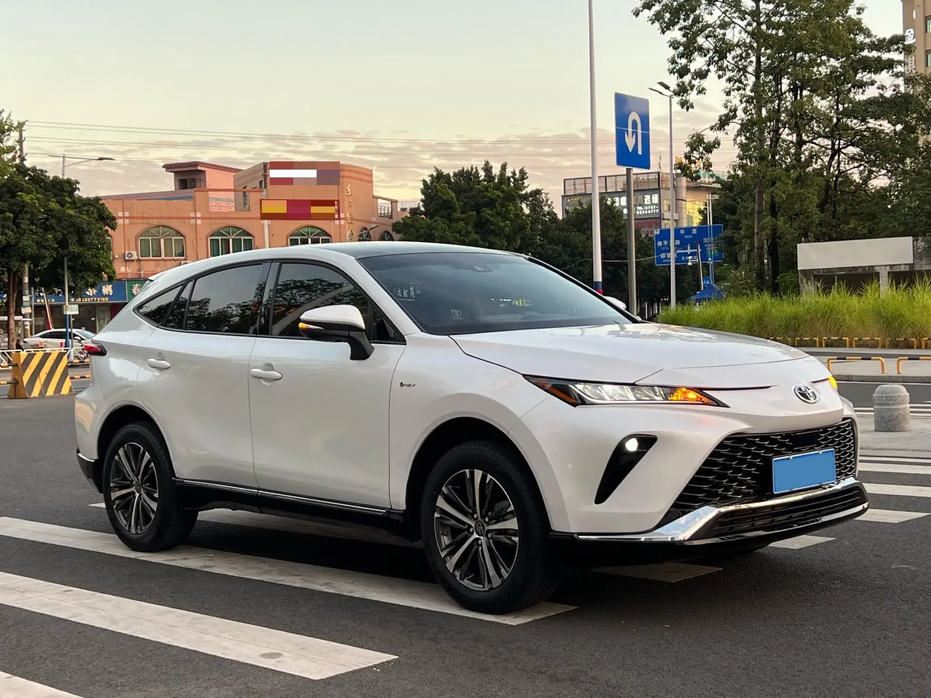 2023 TOYOTA VENZA thumbnail 3