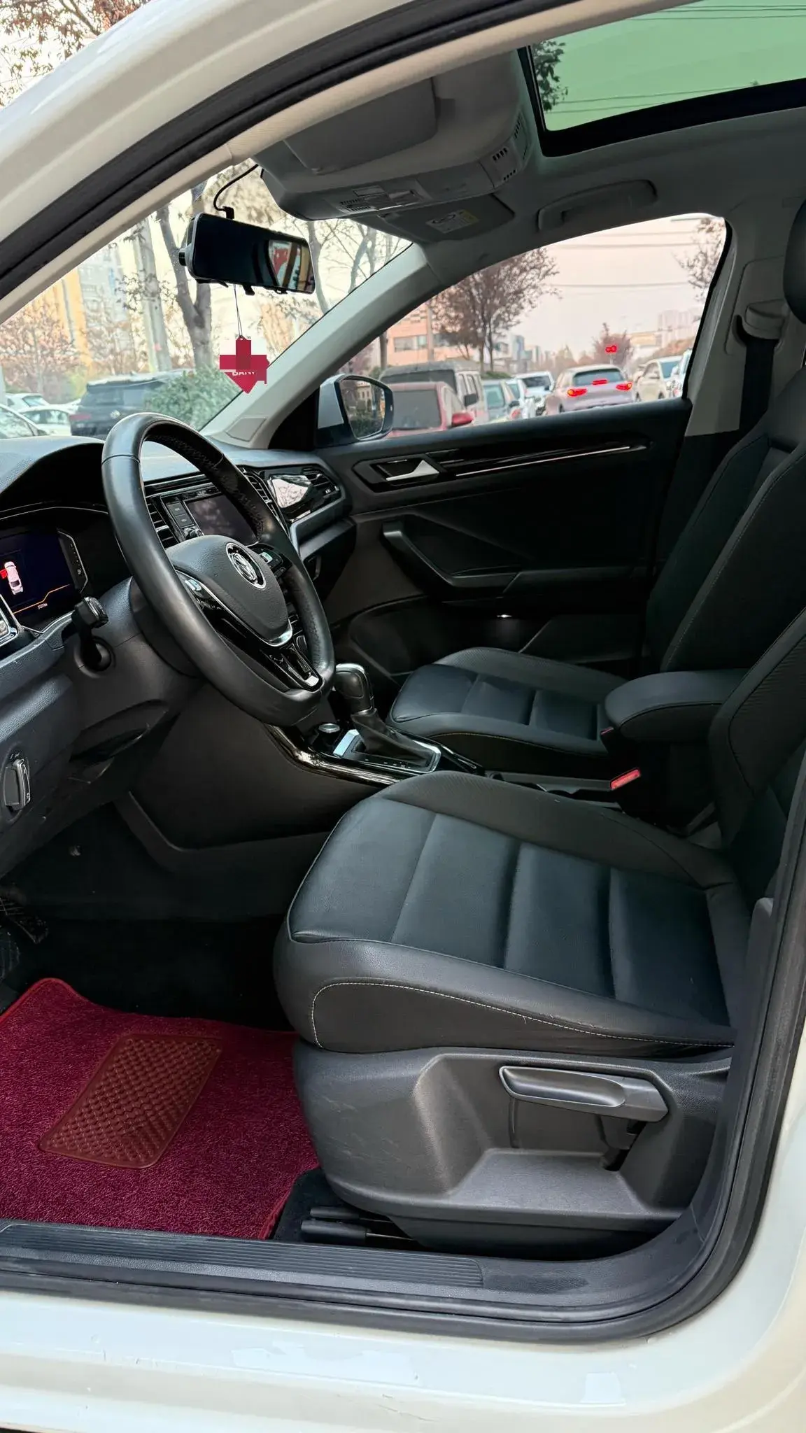 2020 VOLKSWAGEN T-ROC thumbnail 4