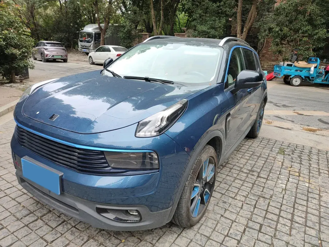 2017 LYNK&CO 01 view 1