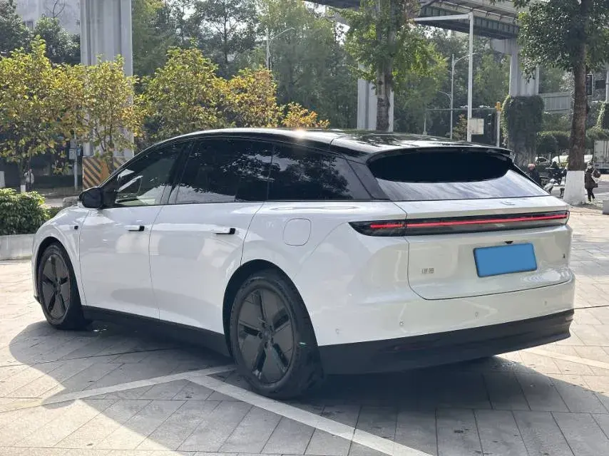 2025 LI I6 thumbnail 4