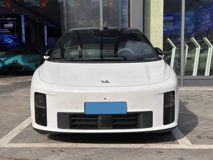 2025 LI I6 thumbnail 2