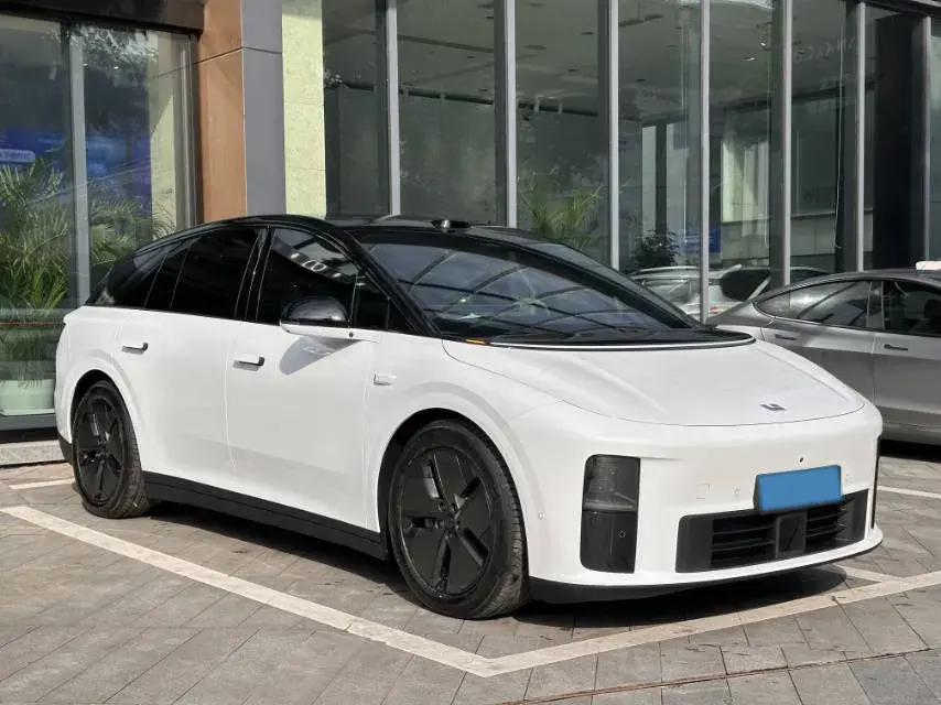 2025 LI I6 thumbnail 3