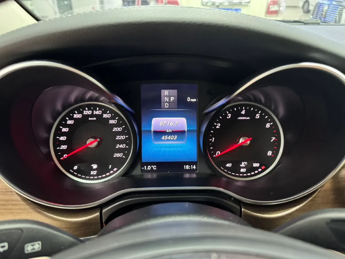 2022 Mercedes-Benz V Class 2.0T 211HP L4 9AT,autocango,china used car exporter,china ev exporter,chinese used car exporter,chinese used ev exporter